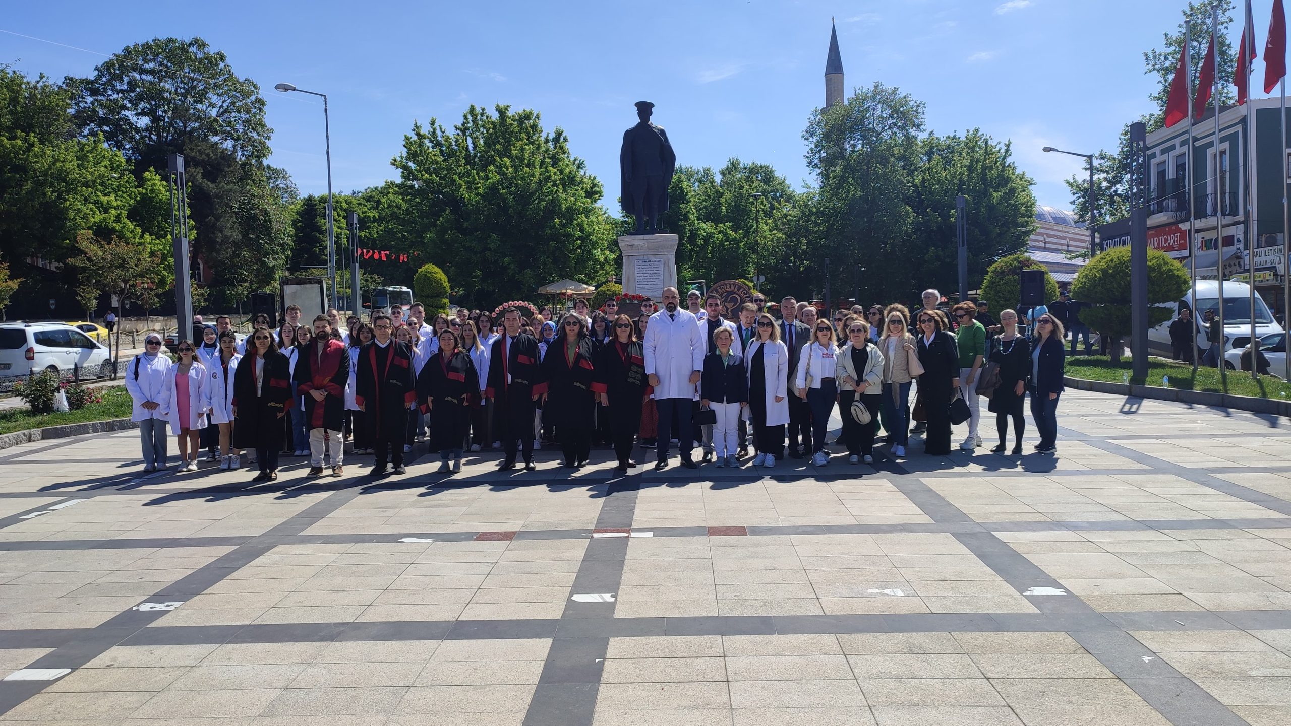 Eczacılar beyaz önlükleriyle günlerini kutladılar