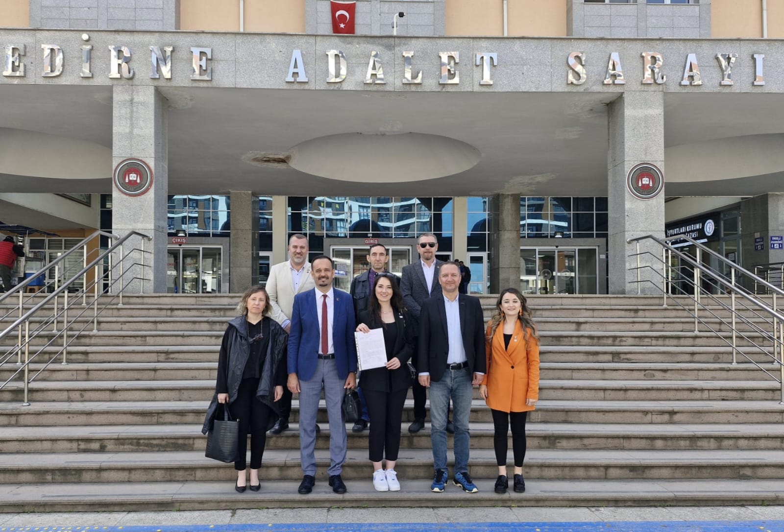 Yeni yönetim mazbatasını aldı