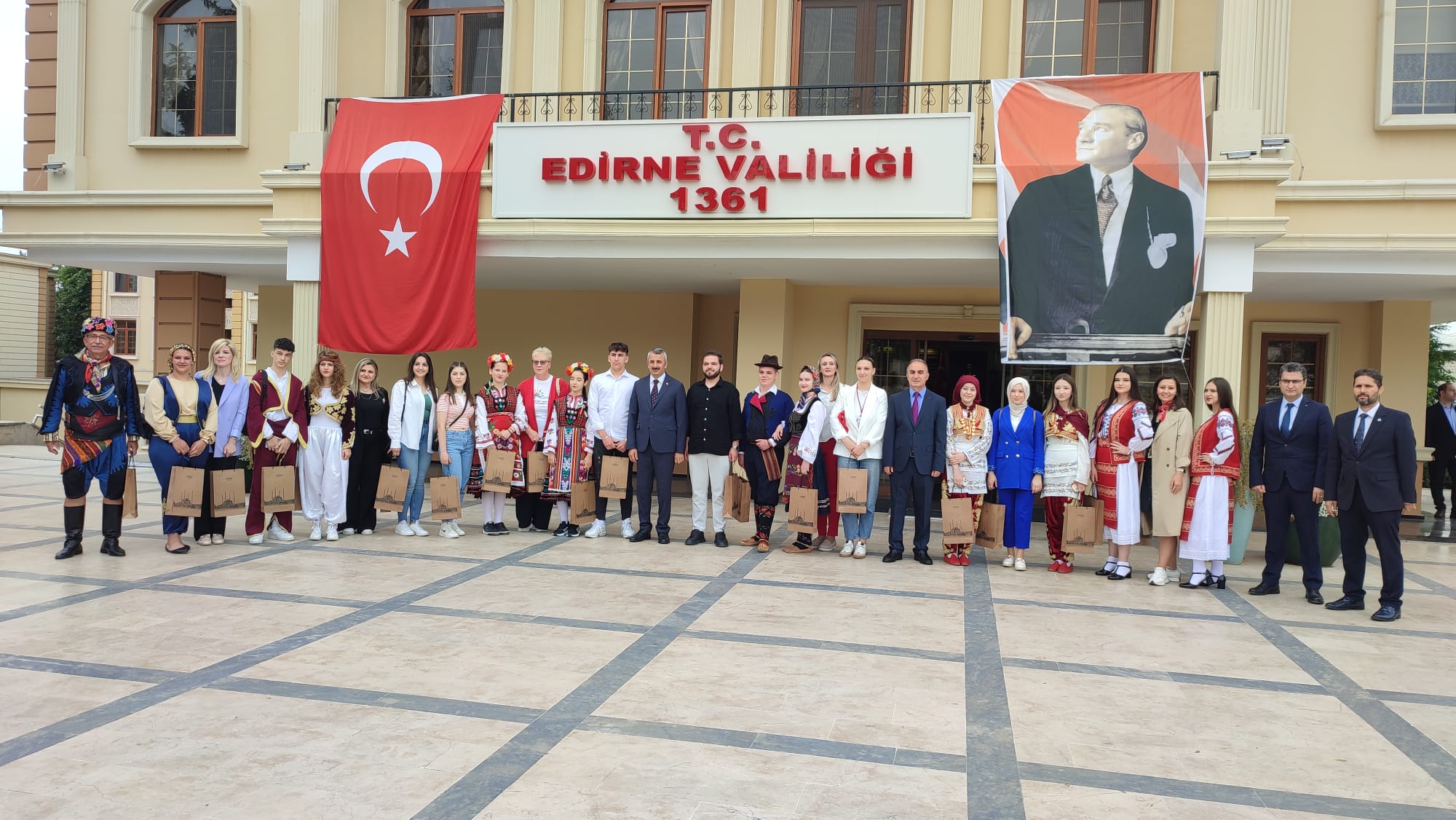 Balkanlı gençlerden Vali Sezer’e dostluk ziyareti