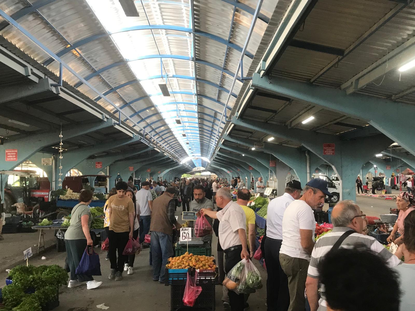 Yazlık meyveler tezgahlarda