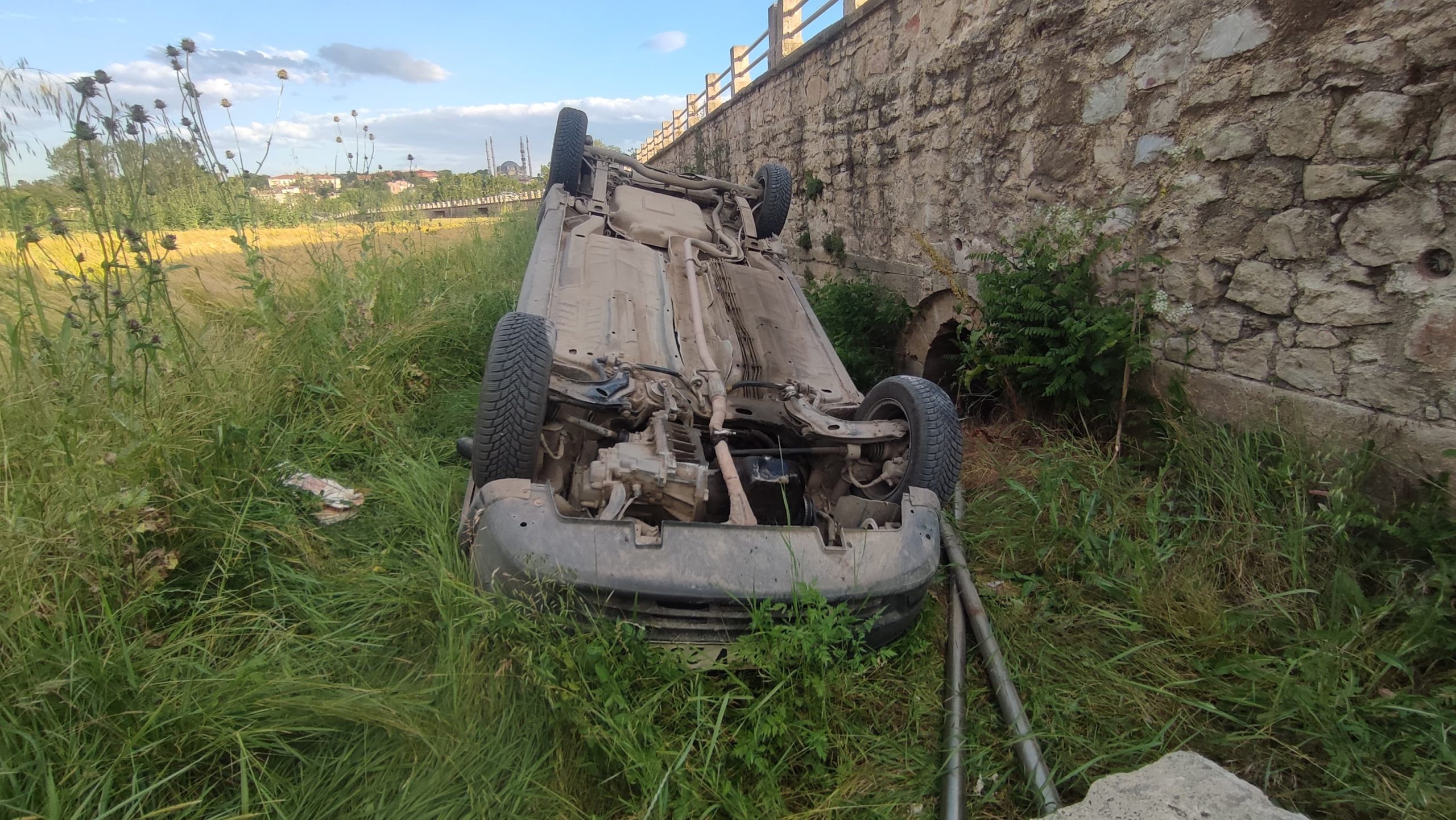 Tarihi köprüden aracıyla takla attı