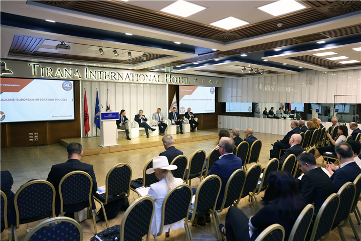 Zirvede 2 önemli panel