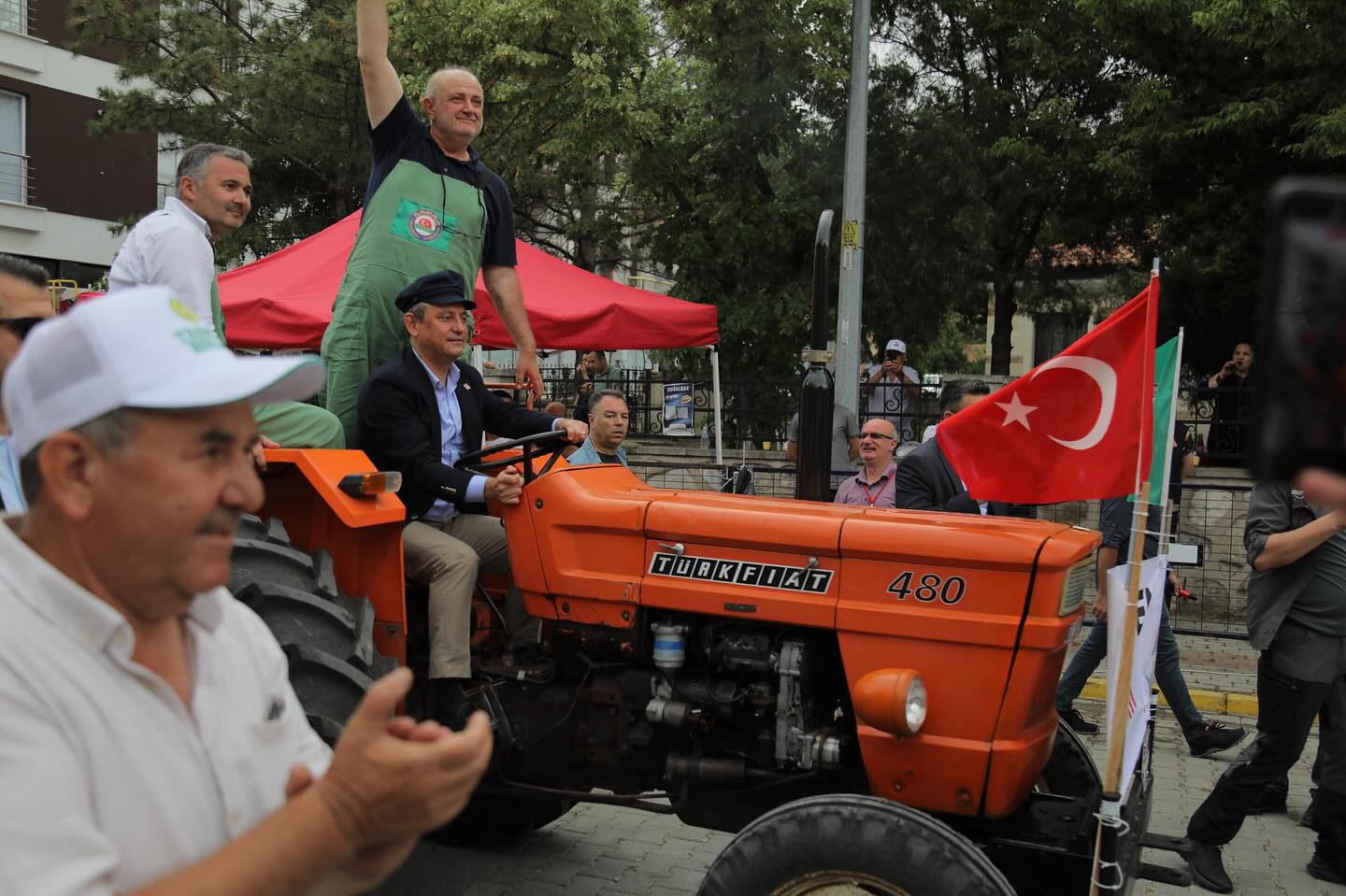 Özel’den buğday fiyatına traktörlü protesto