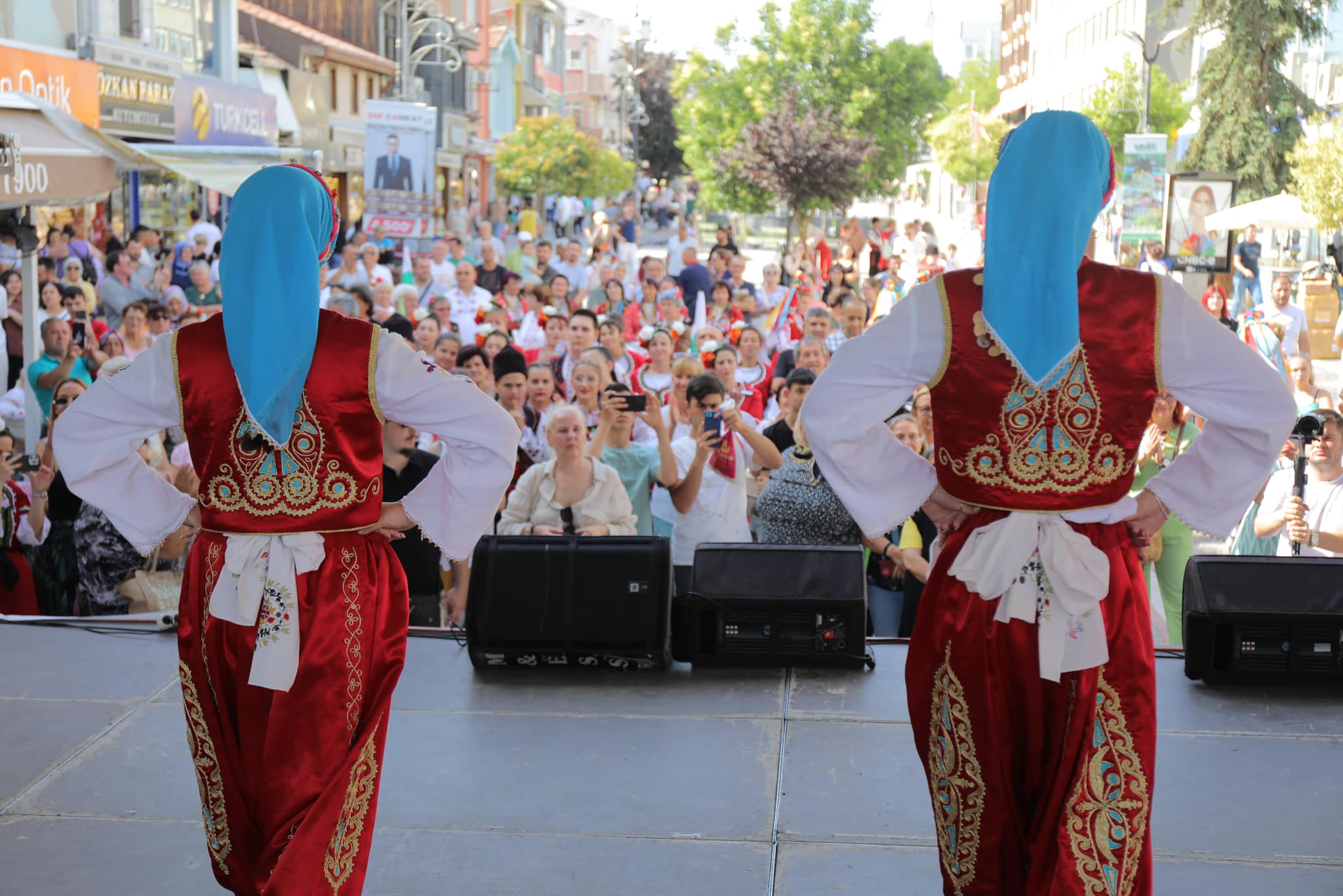 Folklor festivalinde renkli görüntüler
