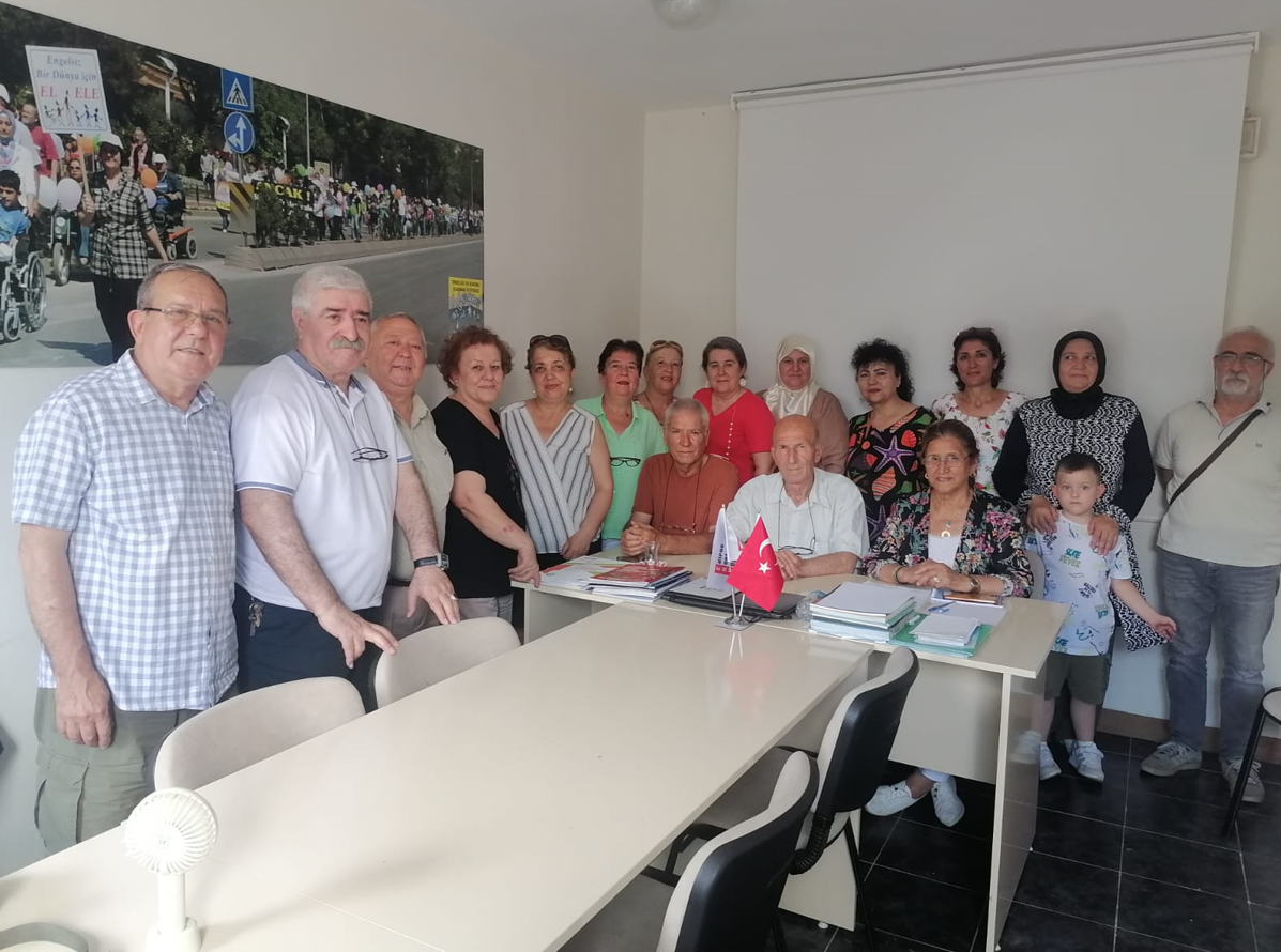 Çotuk, Emekli Meclisi'nde güven tazeledi