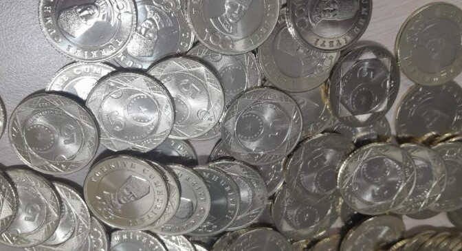 Madeni 5 TL tedavülde