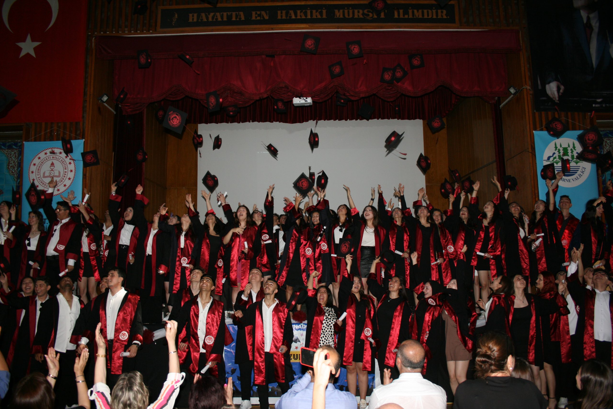 1’inci Murat Lisesi’nde mezuniyet coşkusu