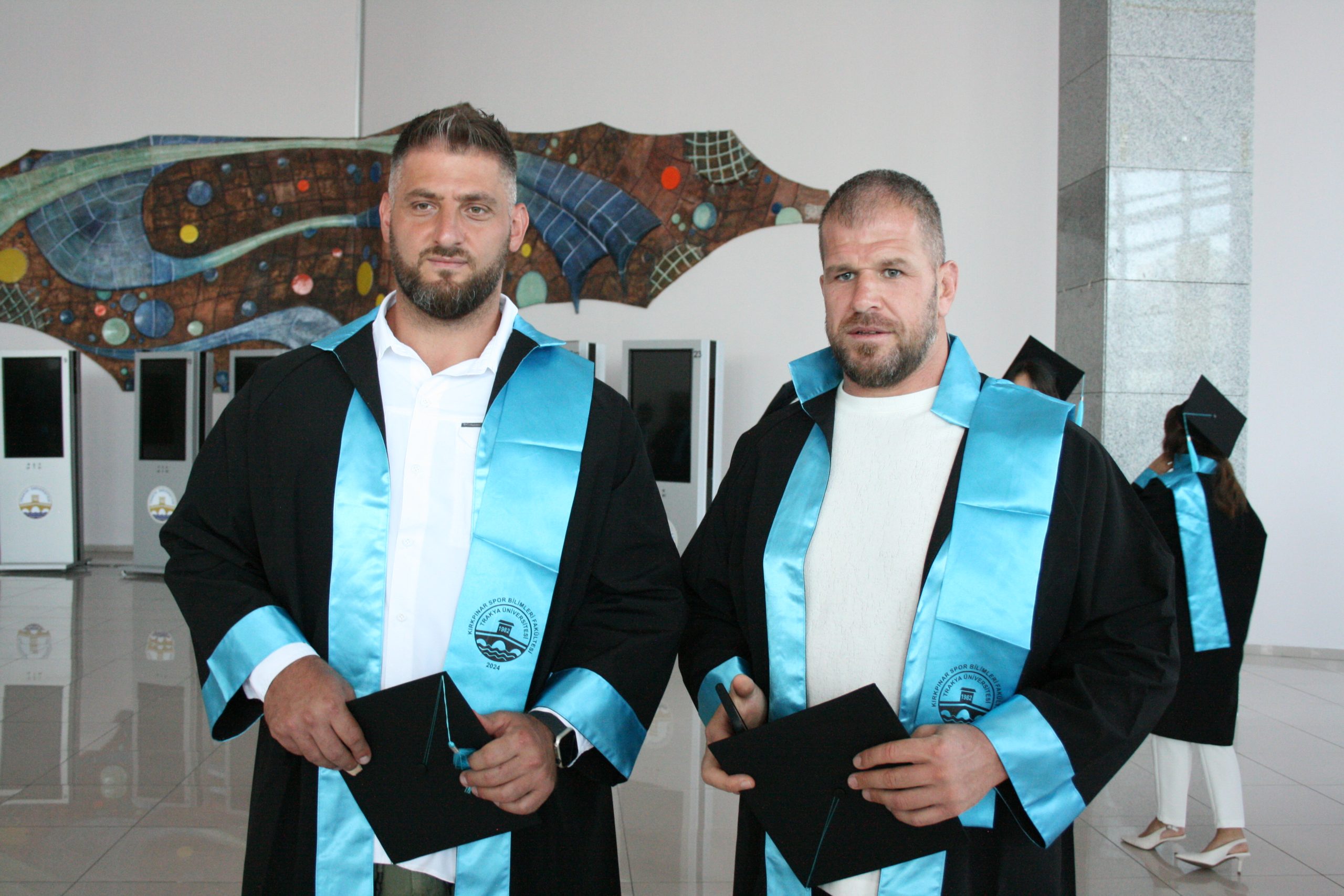 Başpehlivanların mezuniyet sevinci