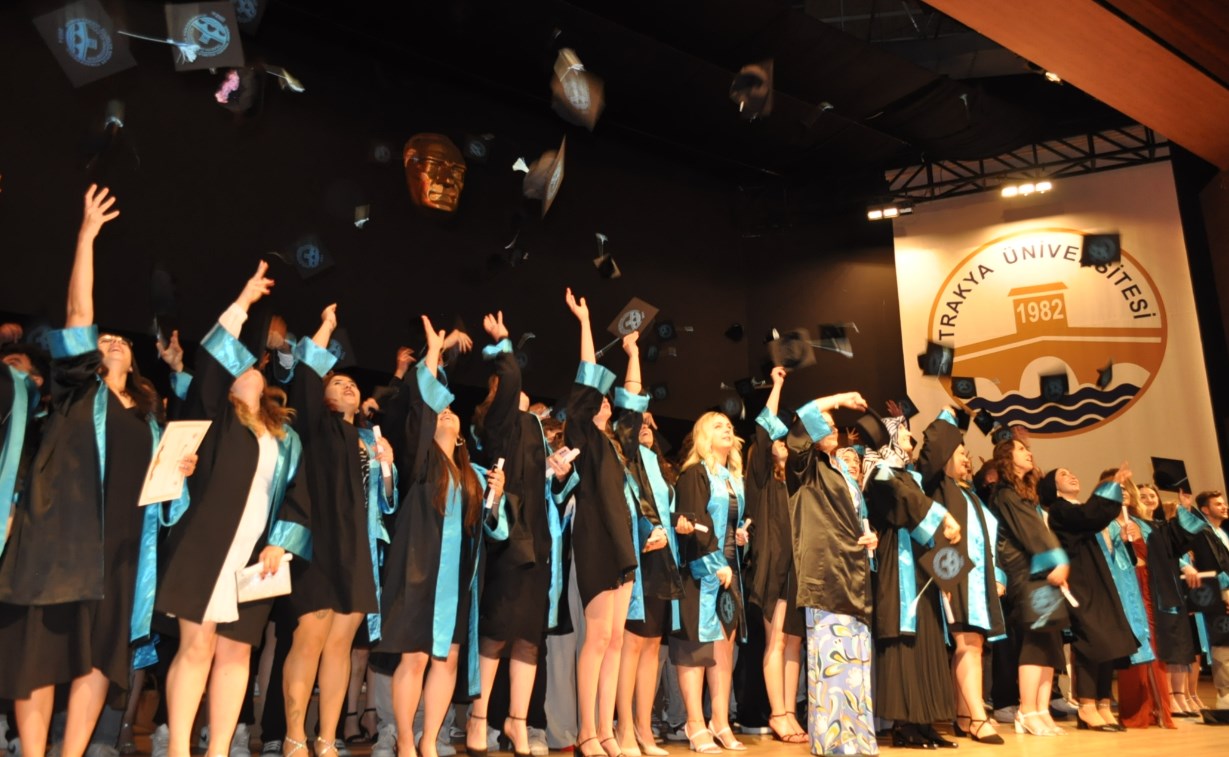 Teknik Bilimler MYO öğrencileri keplerini fırlattı