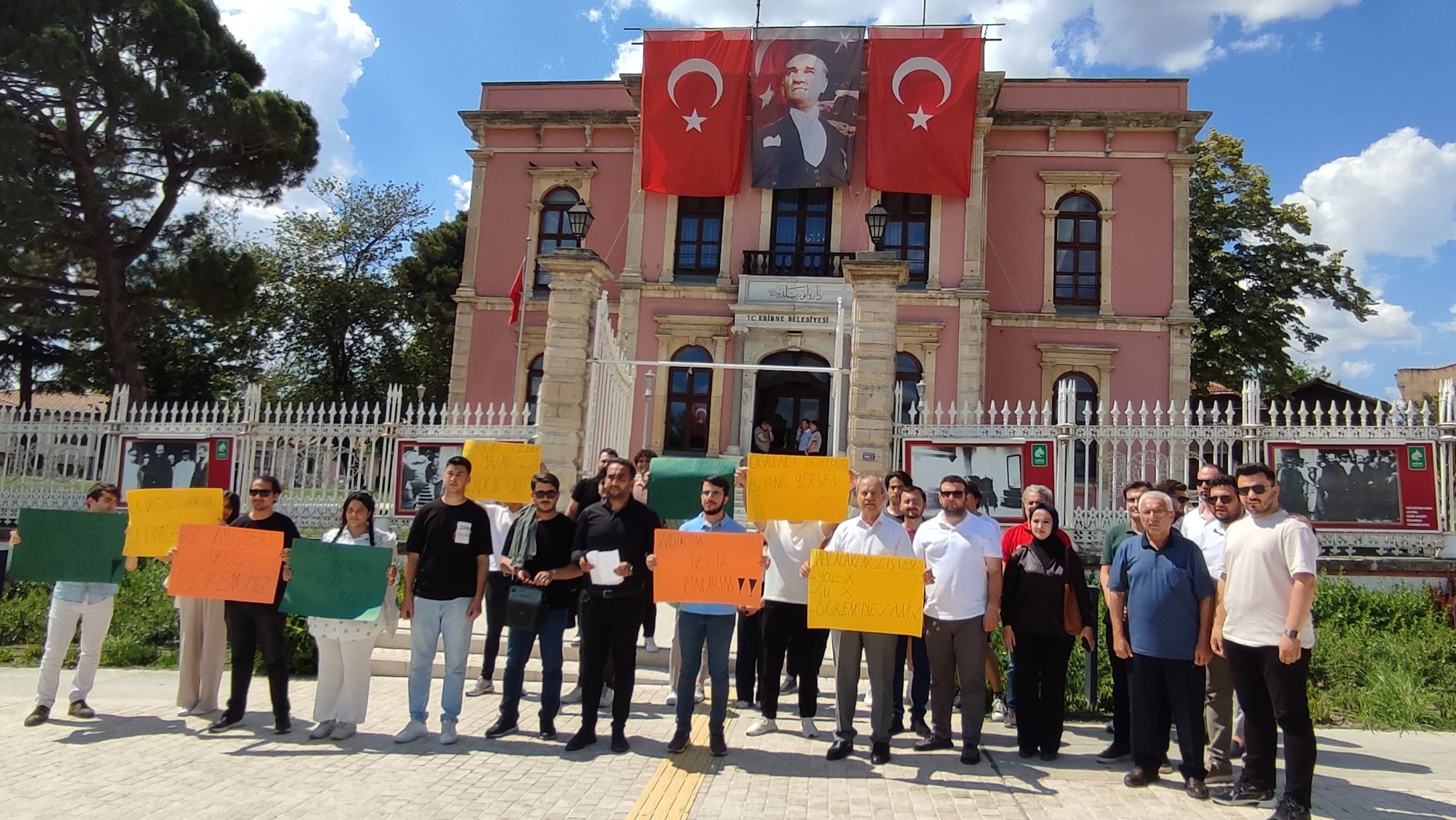 Öğrenciler ulaşım zammına ses yükseltti