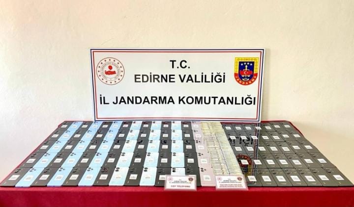 Yüzlerce telefon ve dolar aracından çıktı!