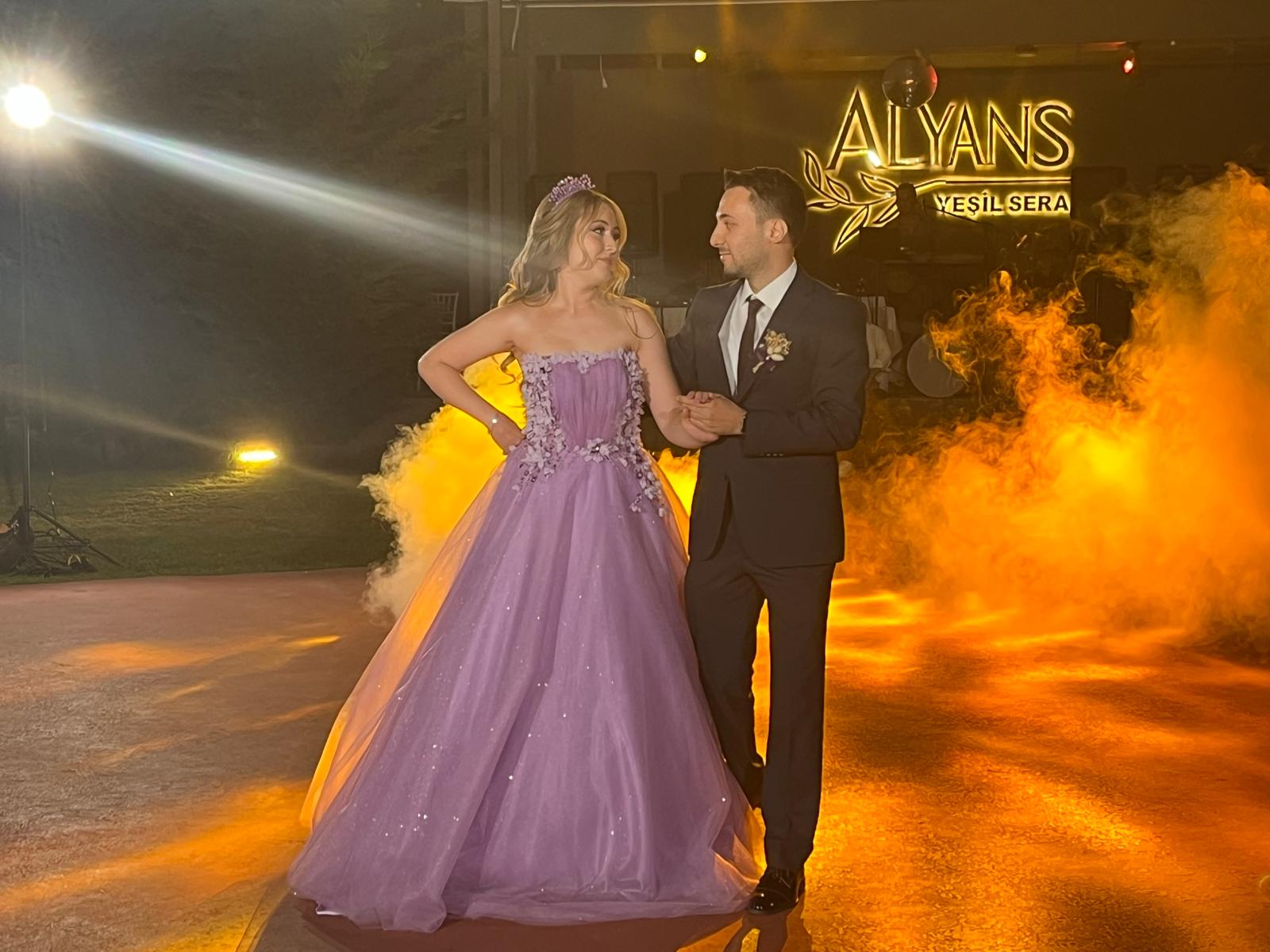 Genç çiftin mutlu günü