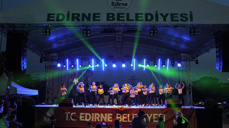 Konser ve dans gösterilerine yoğun ilgi
