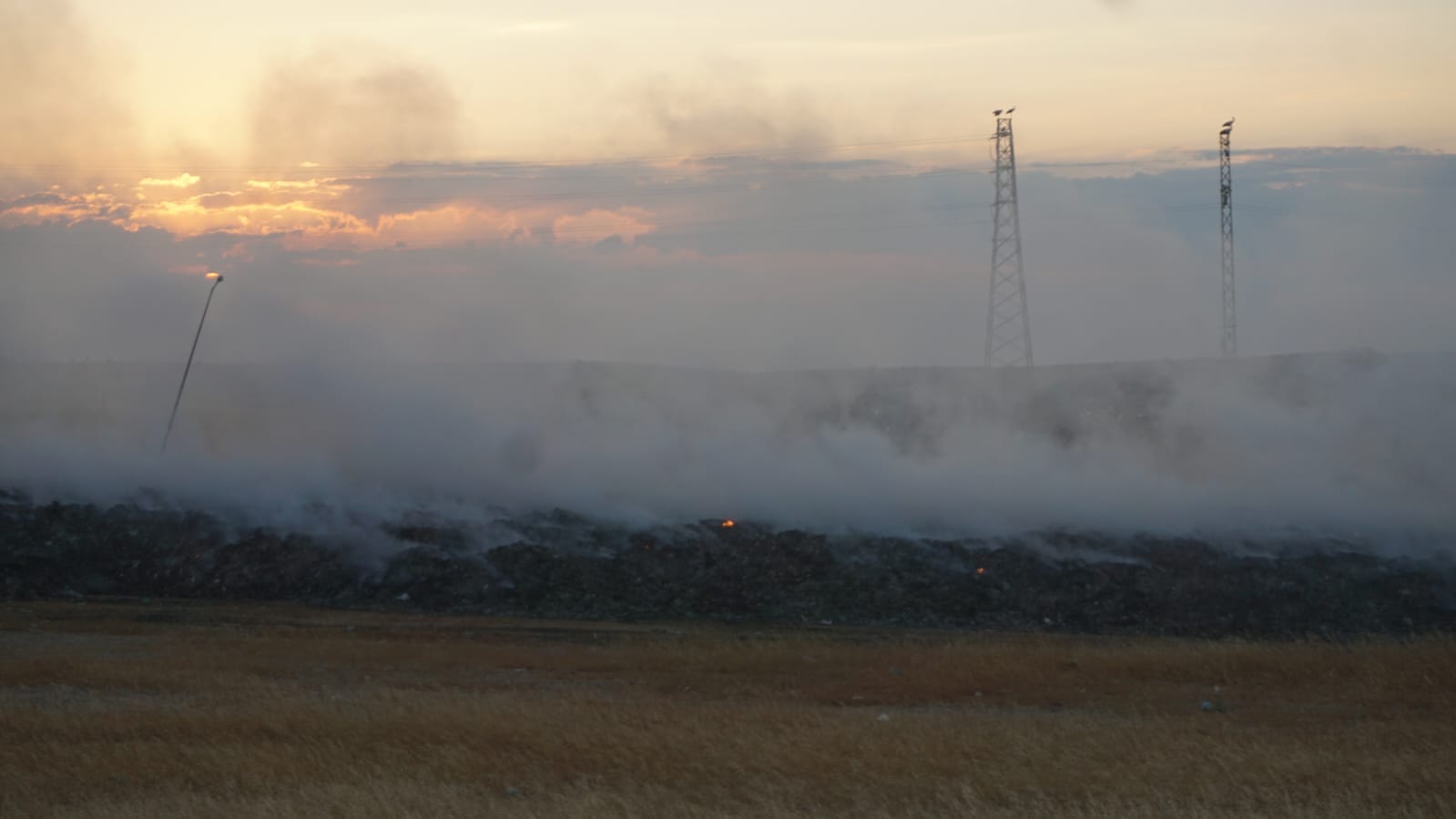 Korkutan yangın bağ evlerine zarar verdi