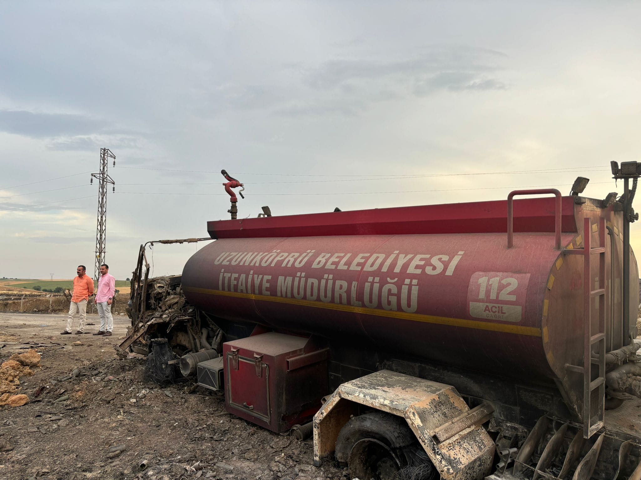 İtfaiye araçları alevlerin ortasında kaldı