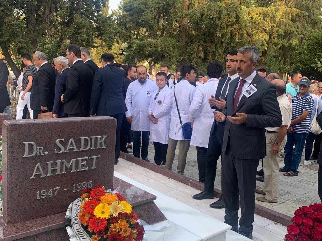 Dr. Sadık Ahmet, kabri başında anıldı