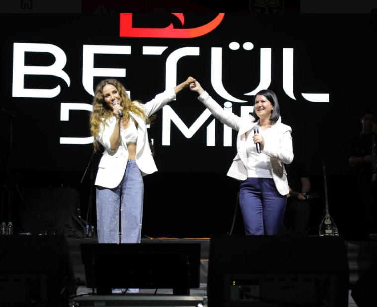Edirneliler Betül Demir konseriyle eğlendiler