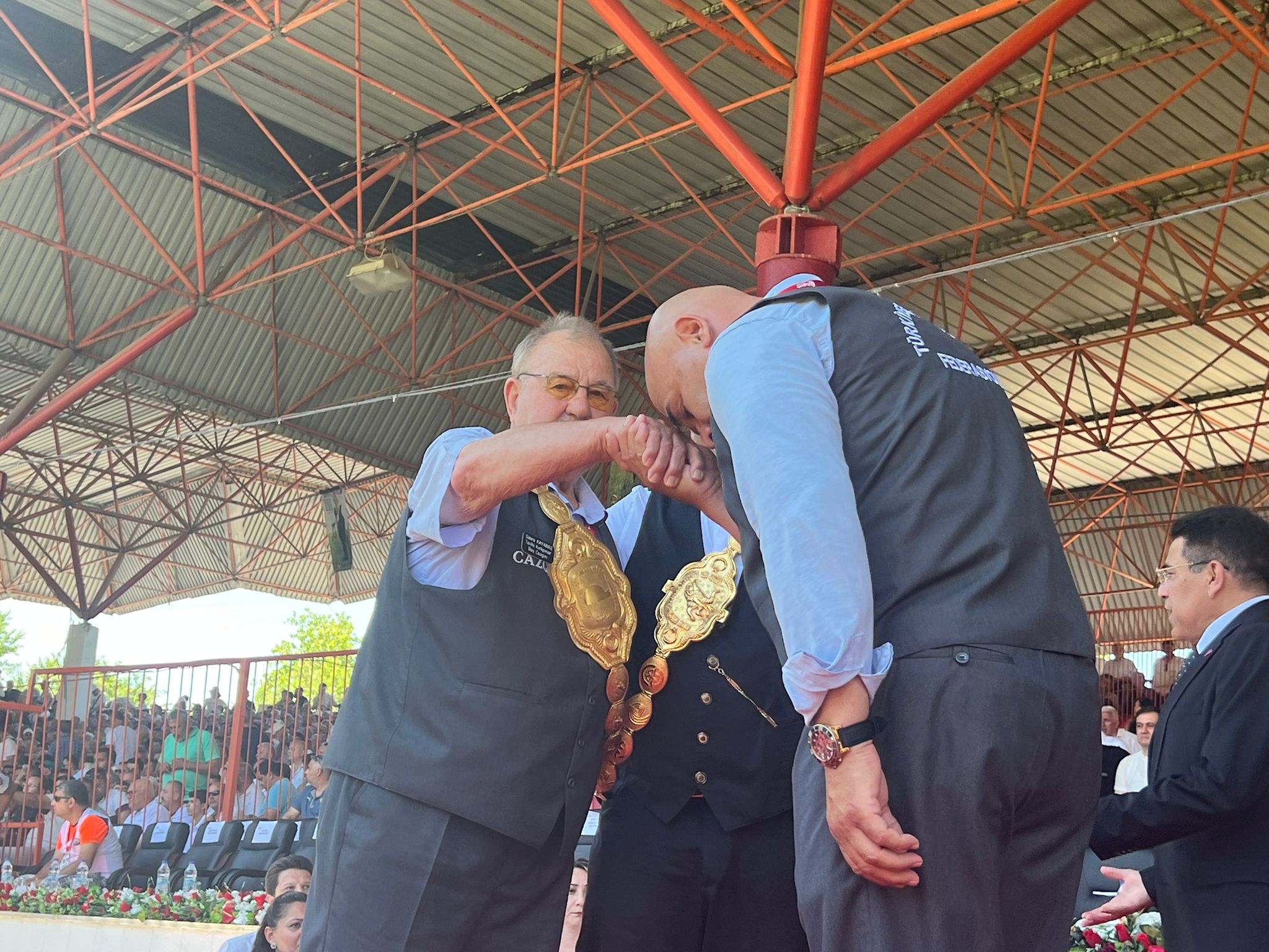 60 yıllık göreve altın kemerle veda!