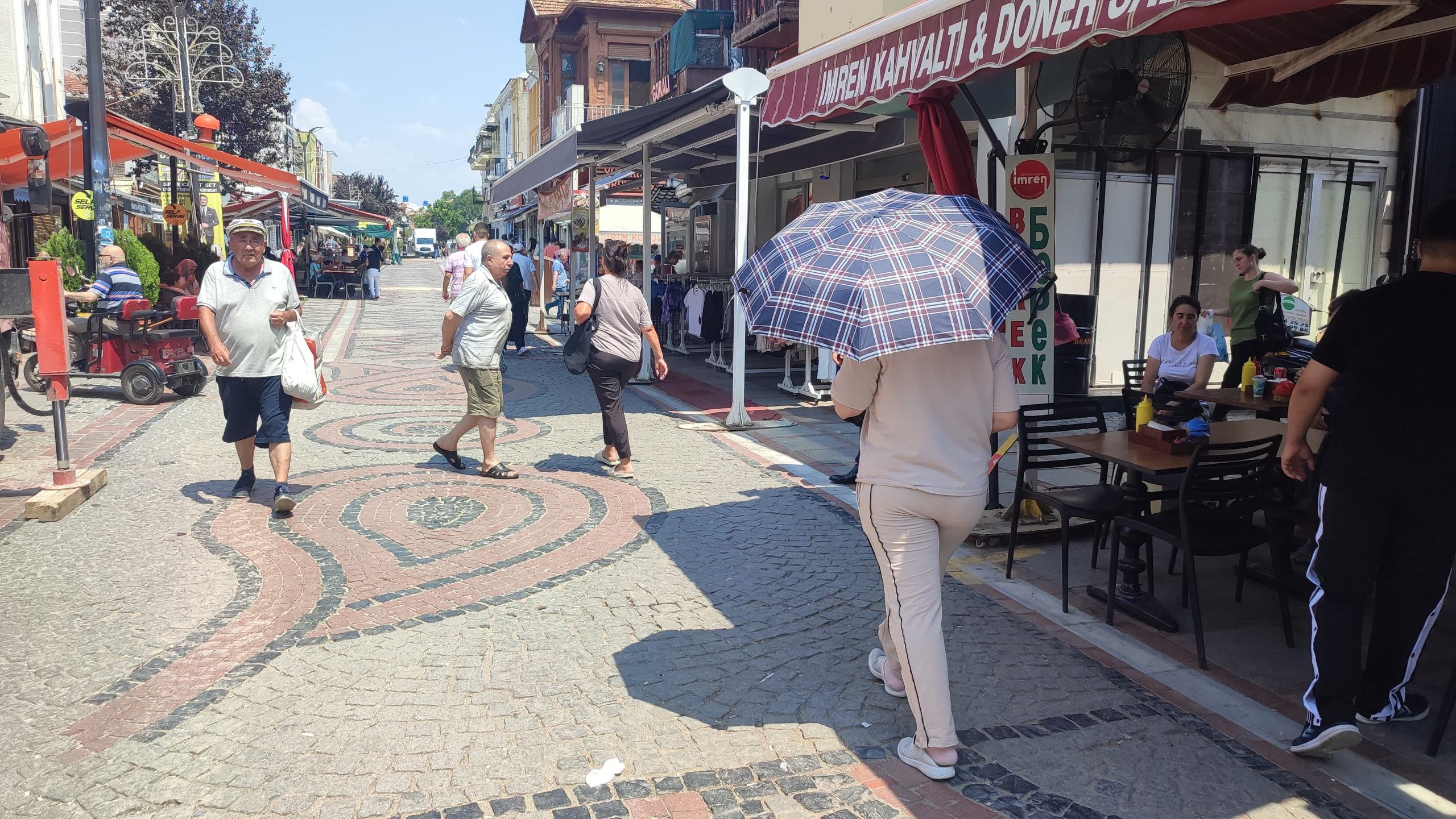 Yakıcı güneşe çareyi şemsiyede buldu