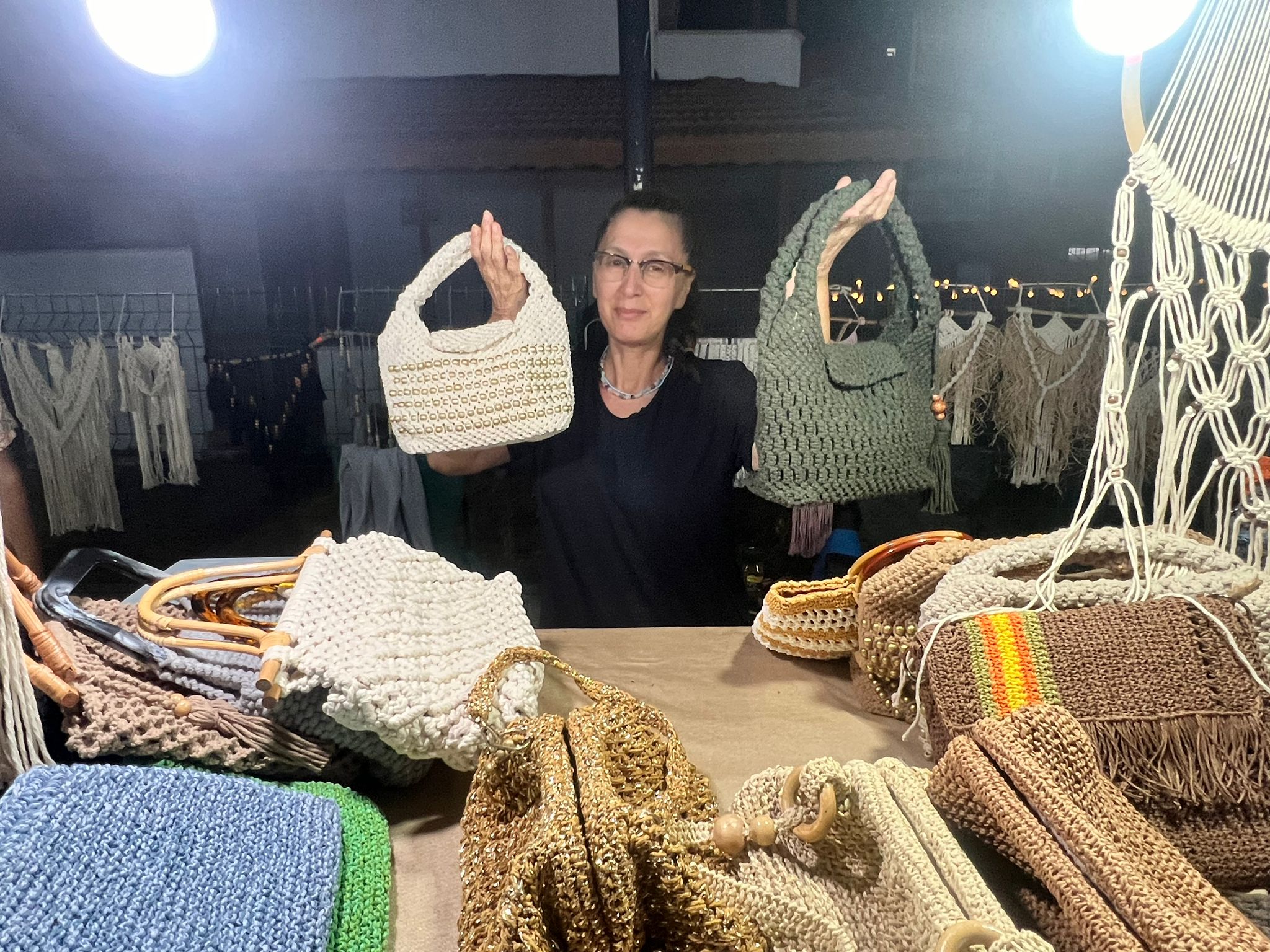 Emeğini ilmek ilmek işliyor