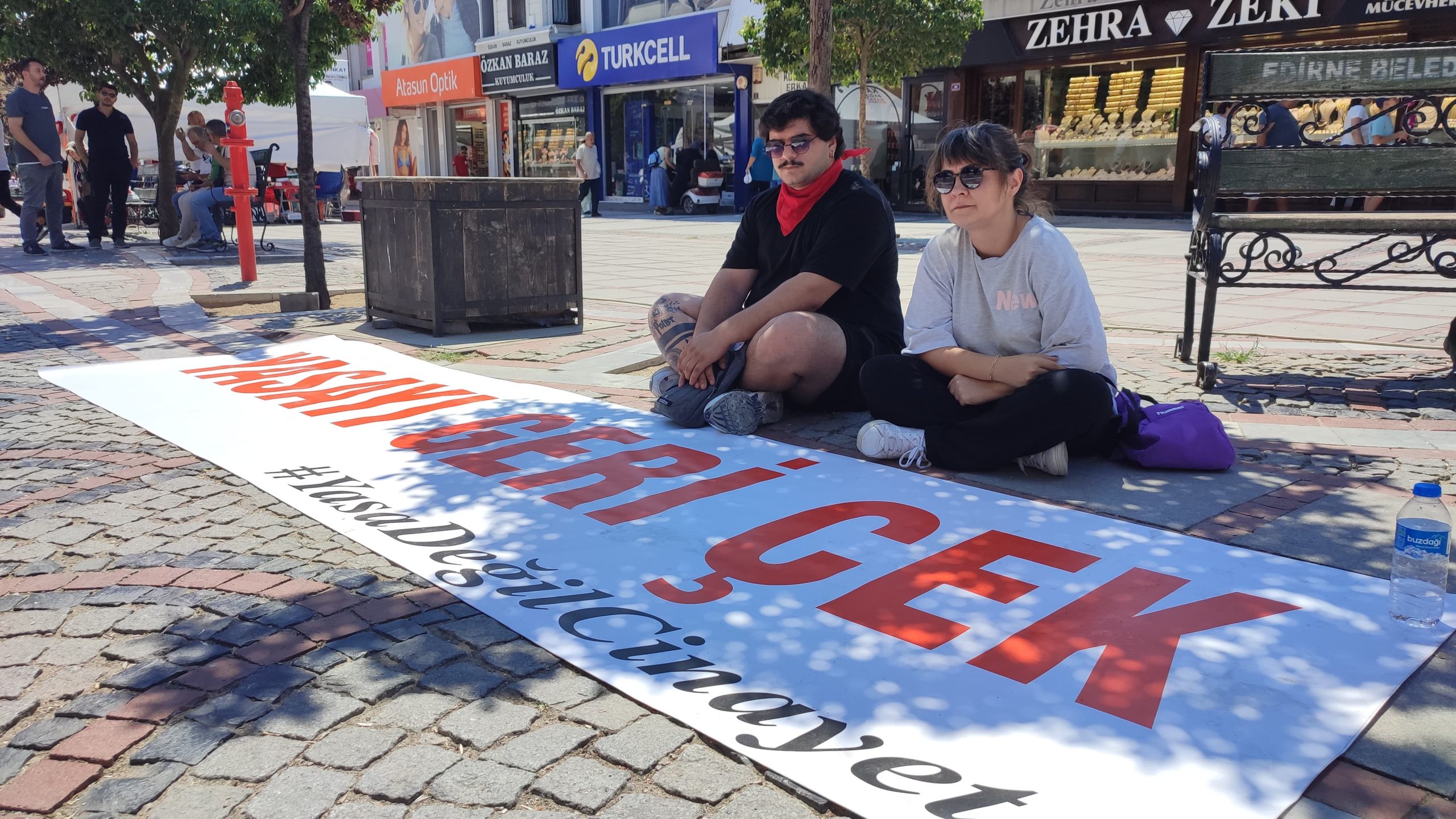 Oturma eylemine kavurucu sıcakta devam