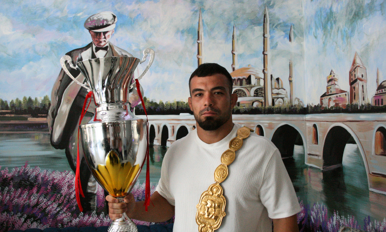 Zeybek, gözünü ebedi altın kemere dikti