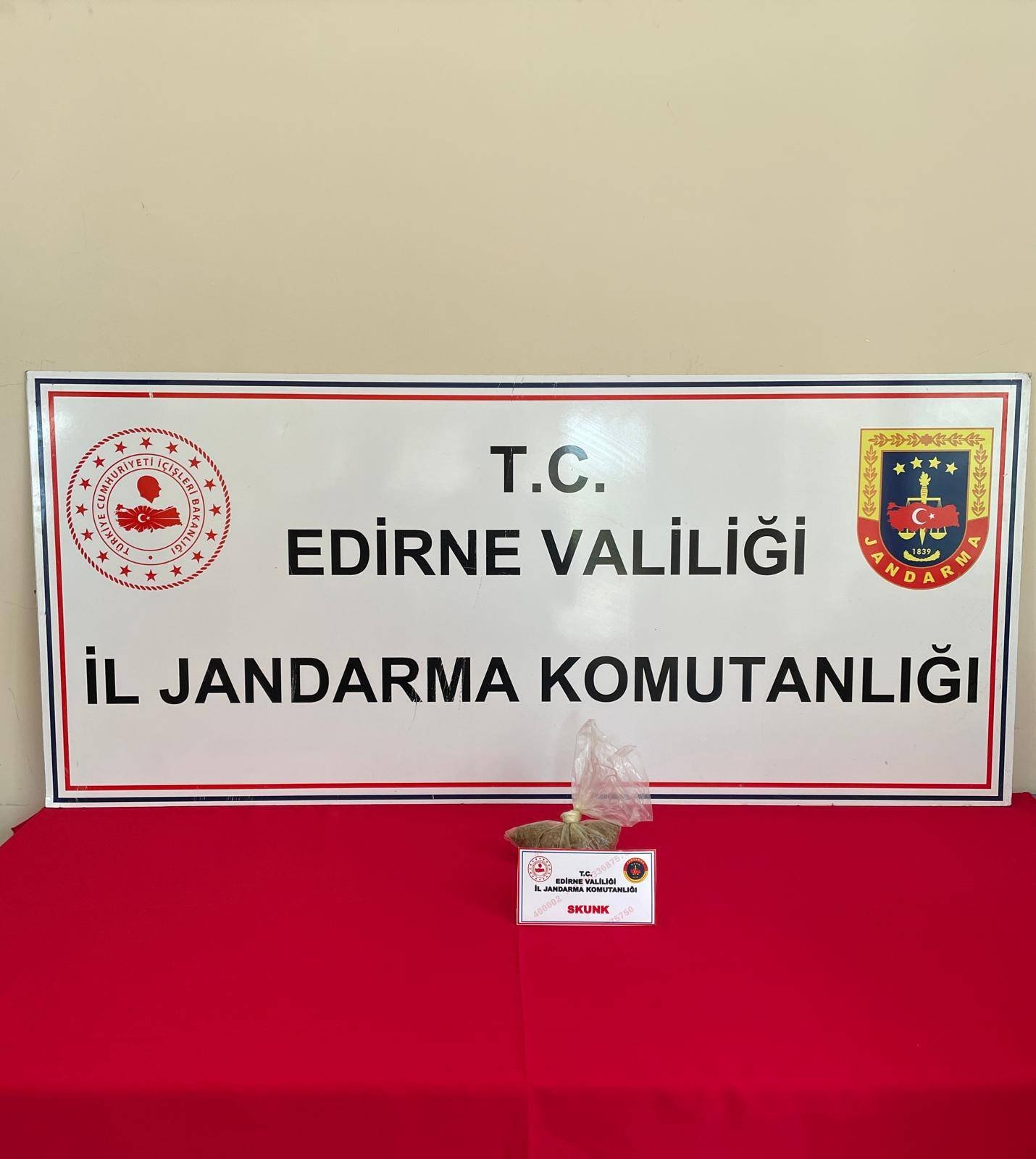 Zehir taciri aracında yakalandı