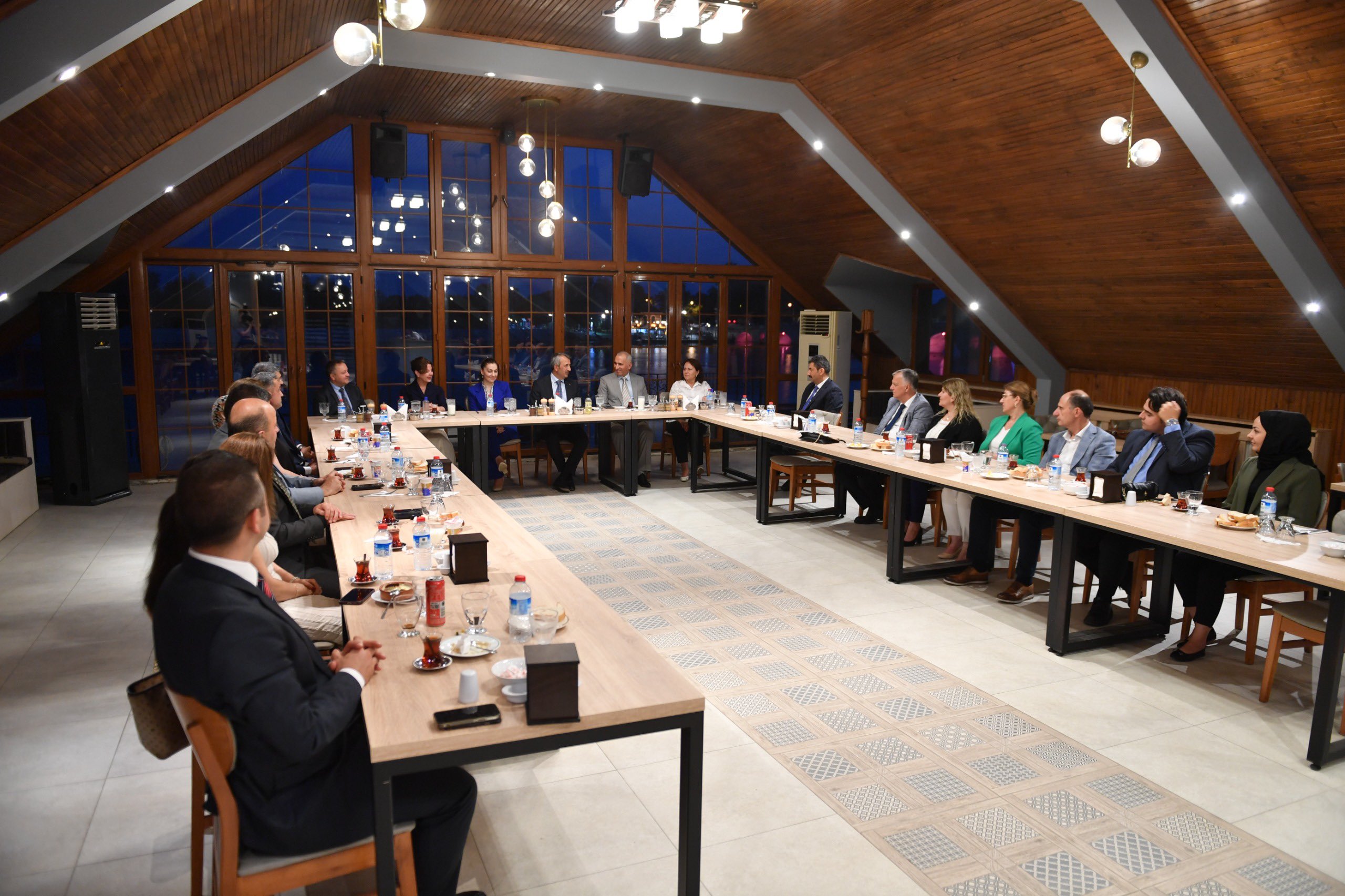 Büber ve Tavlı'ya veda yemeği