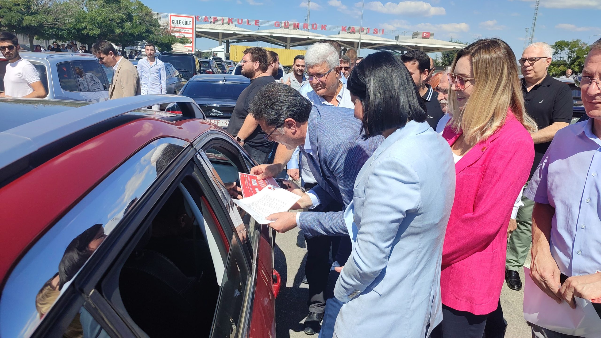 CHP Lideri Özel’in mektubu gurbetçilere dağıtıldı