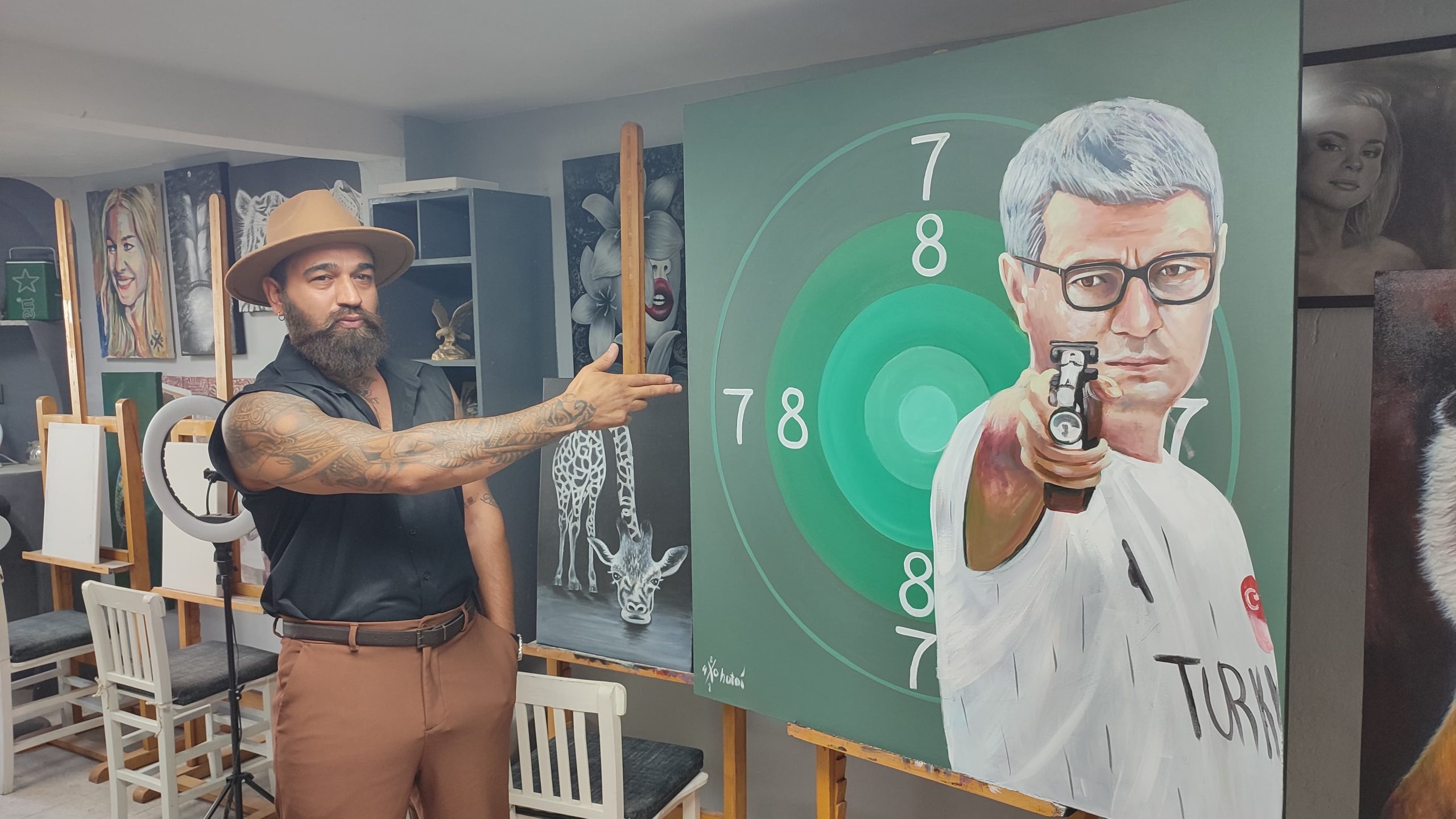 İkonik duruşu tuvaline taşıdı