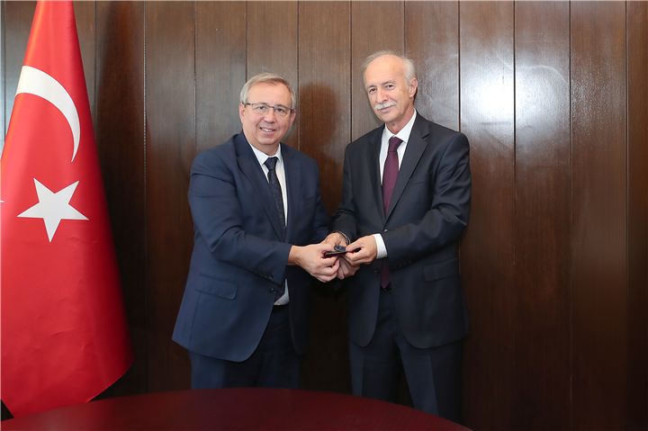 TÜ Rektörü Hatipler görevi devraldı