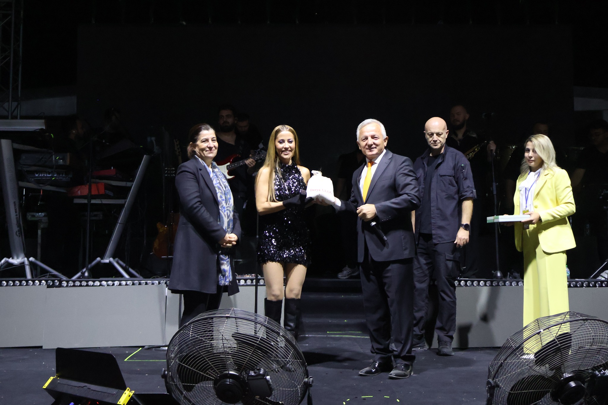 Derya Uluğ'a ağırlığınca "beyaz altın" hediyesi