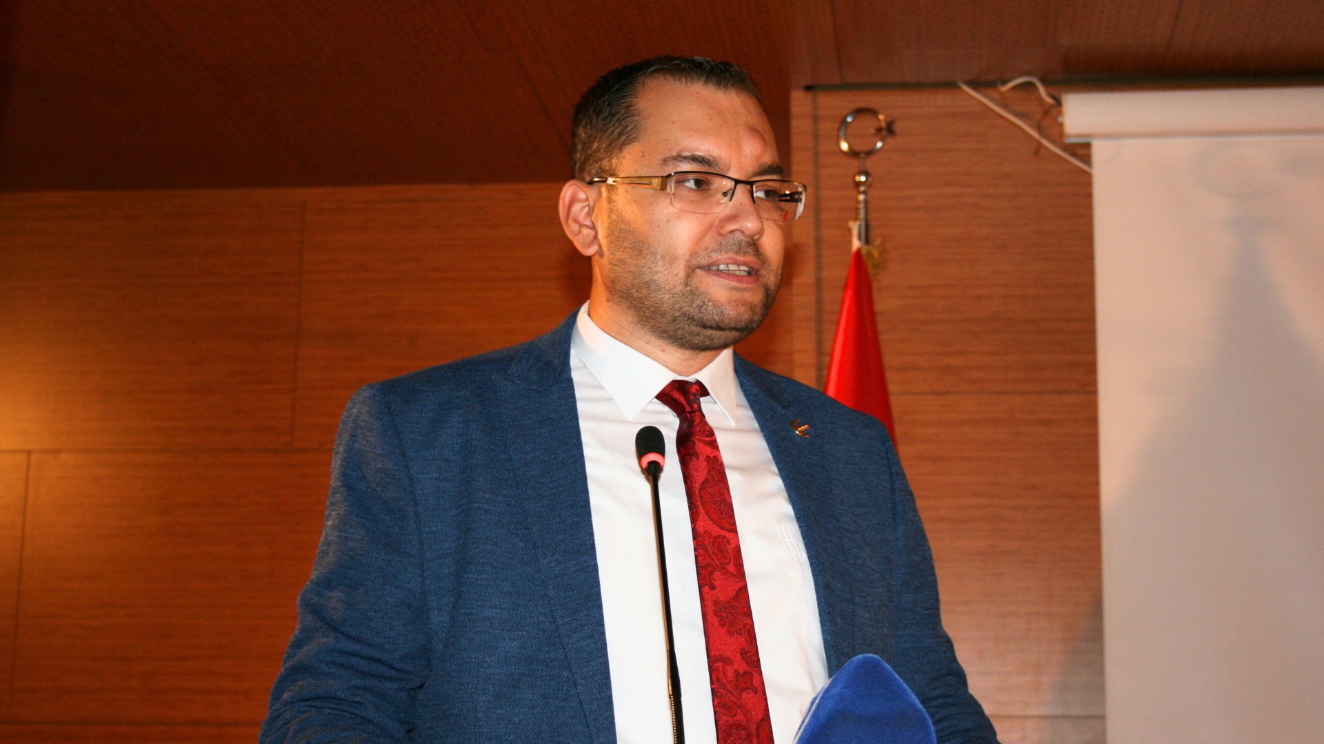 'Çocuk ve gençlerimiz uçurumun eşiğindedir'