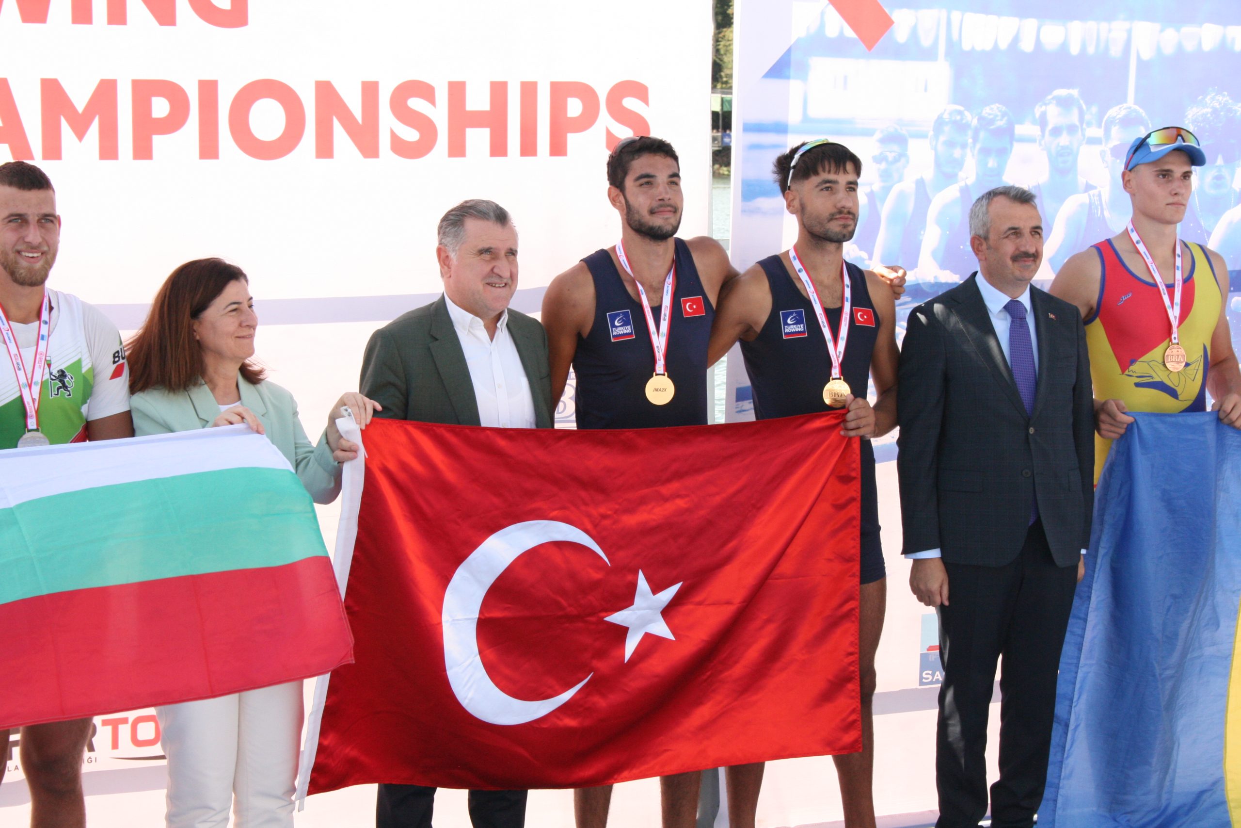 Millilere altın madalyaları Bakan Bak'tan