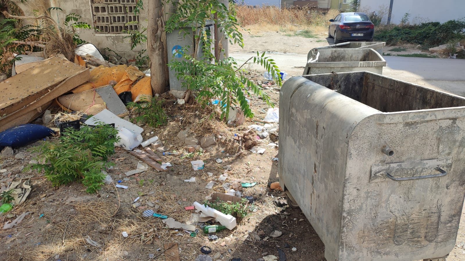 Çöp konteyneri çevresinde çirkin görüntü