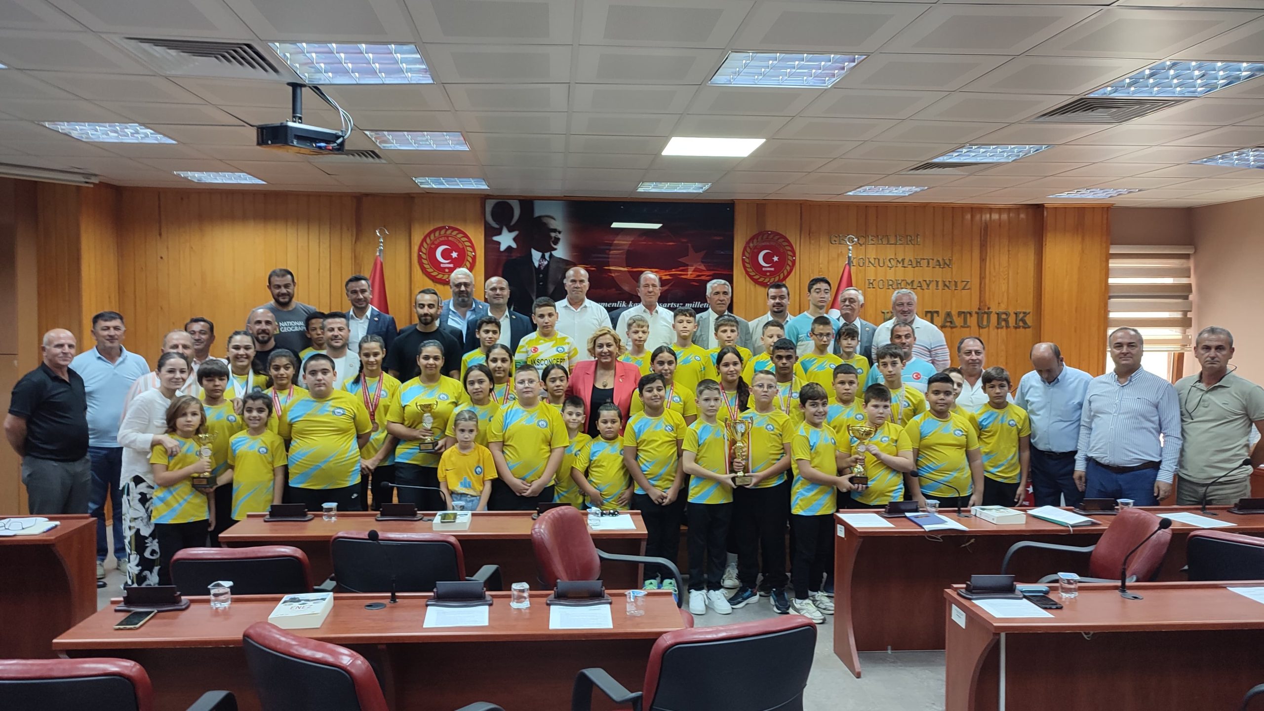 Özel İdare’nin sporcuları başarılarıyla mecliste