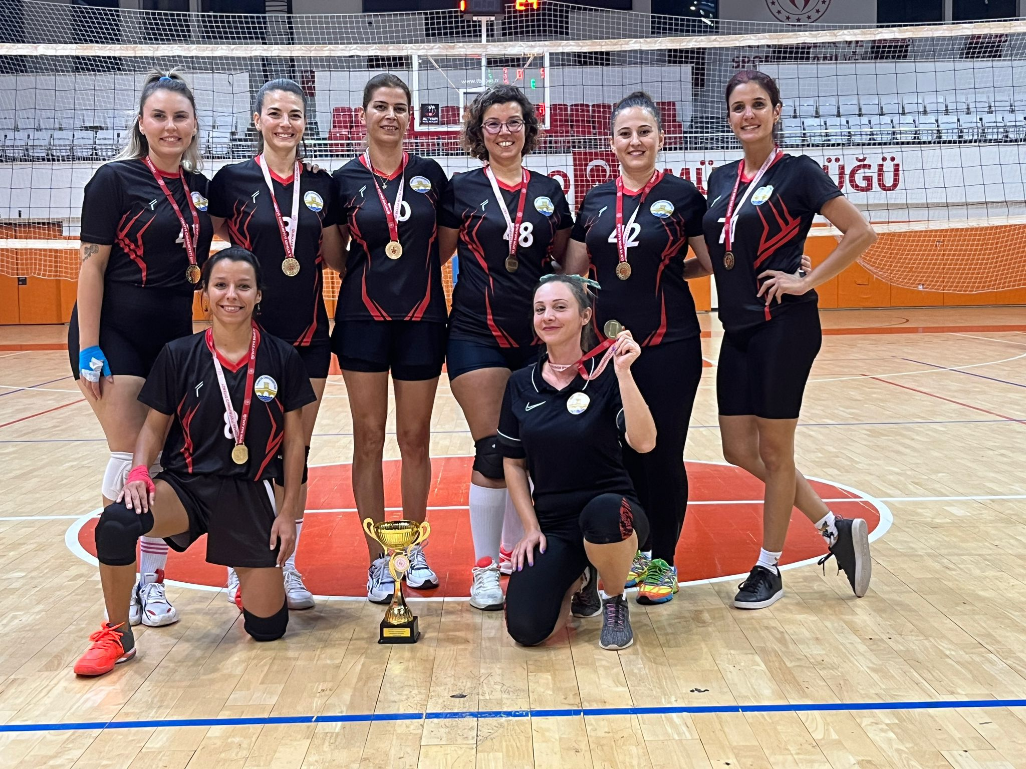 T.Ü. Kadın Voleybol Takımı şampiyon