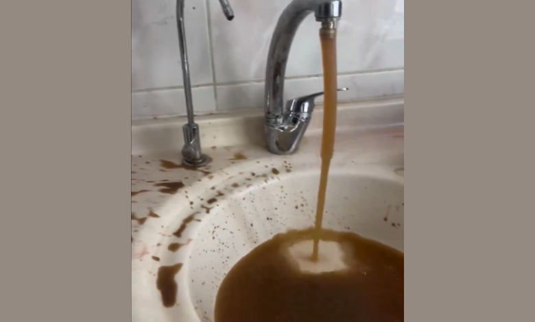 Şükrüpaşa'da musluktan adeta çamur aktı