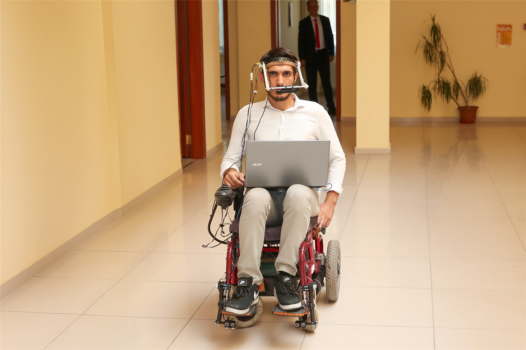 Göz bebeği ile kontrol edilebilen elektrikli sandalye geliştirdiler!