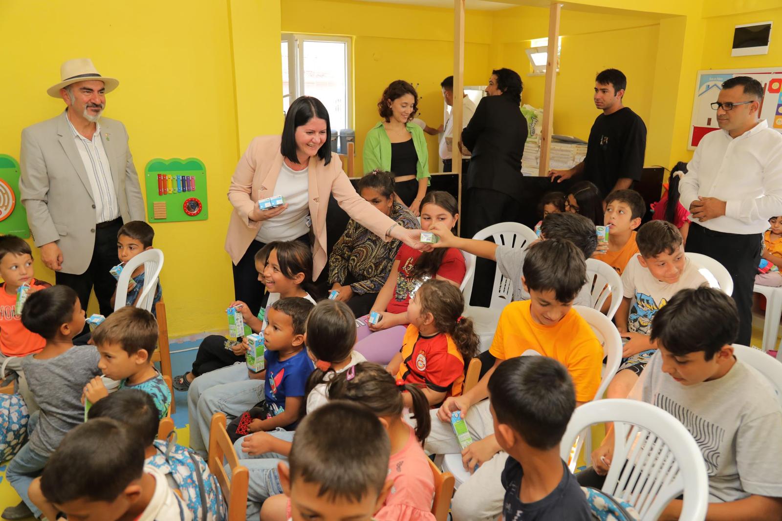 Başkan Gencan Akın okul sütü dağıtımına katıldı