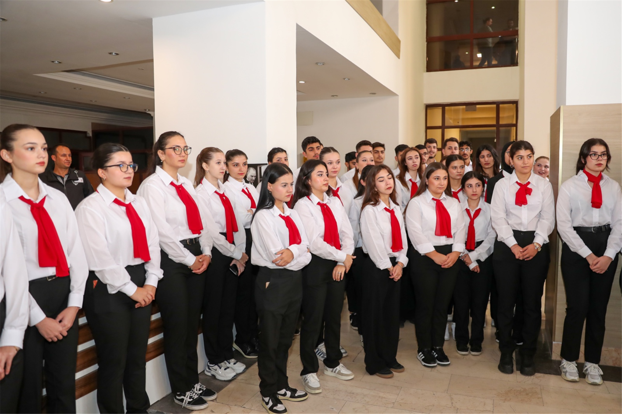 Refakatçi öğrenciler görev başında