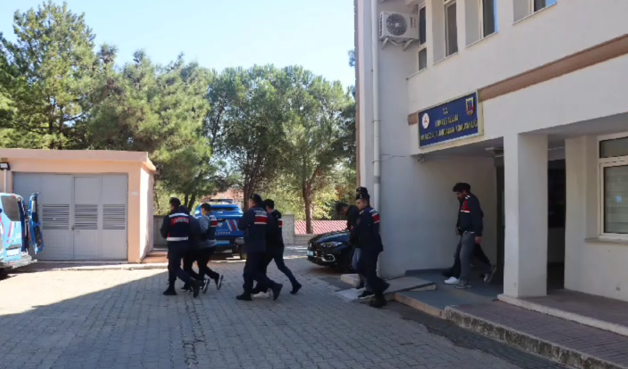 Göçmen kaçakçıları tutuklandı