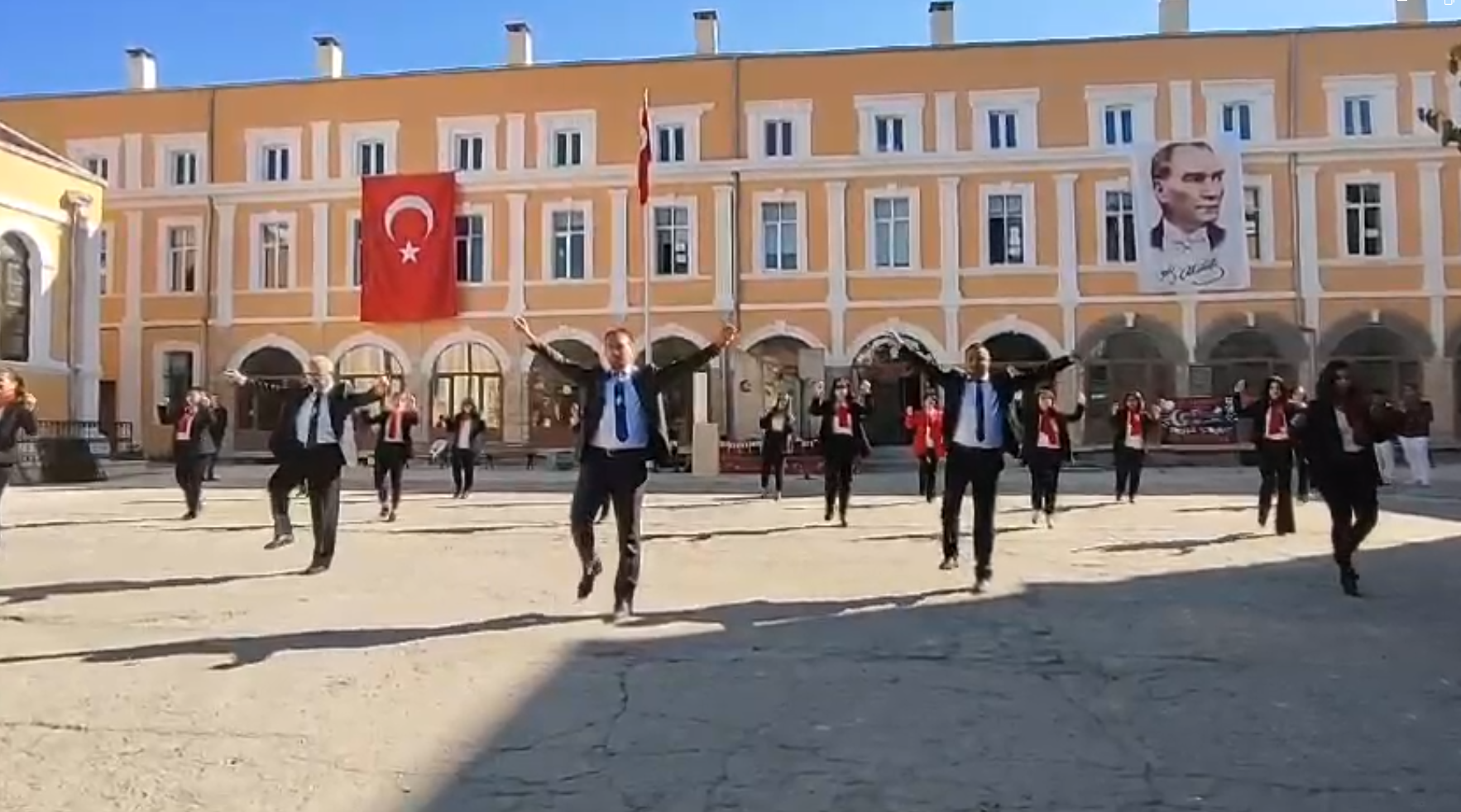 Öğretmenlerden Cumhuriyet coşkusuna özel zeybek