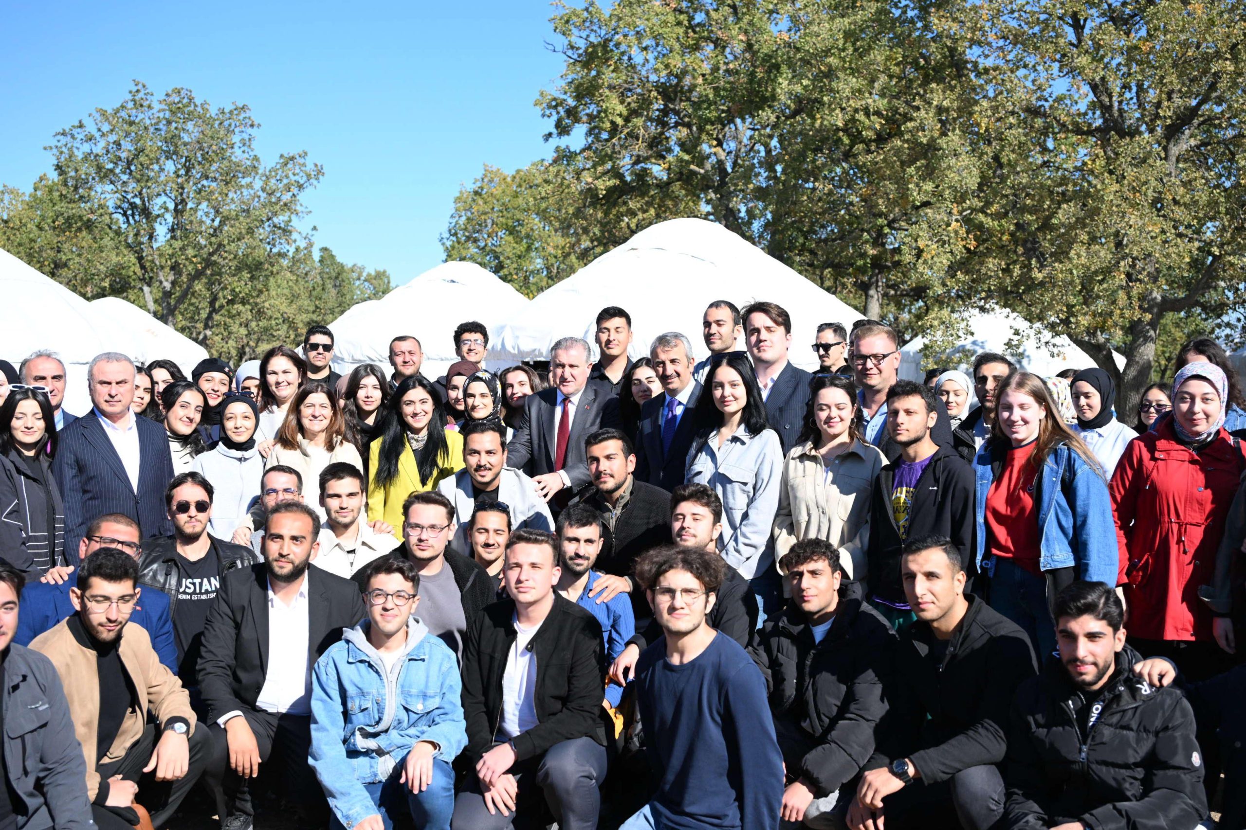 Bakan Bak gençlerle bir arada