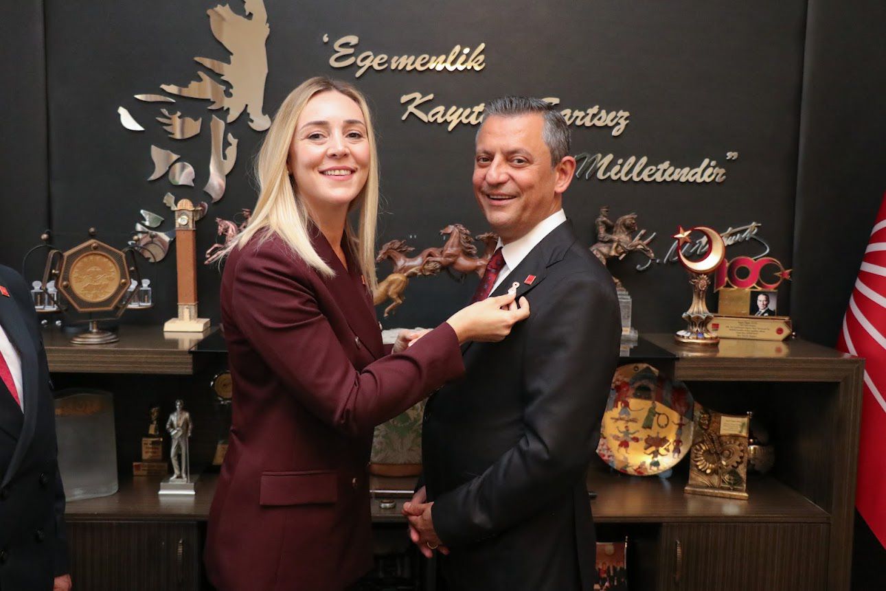 Taybıllı'dan Özel'e pembe kurdele rozeti!