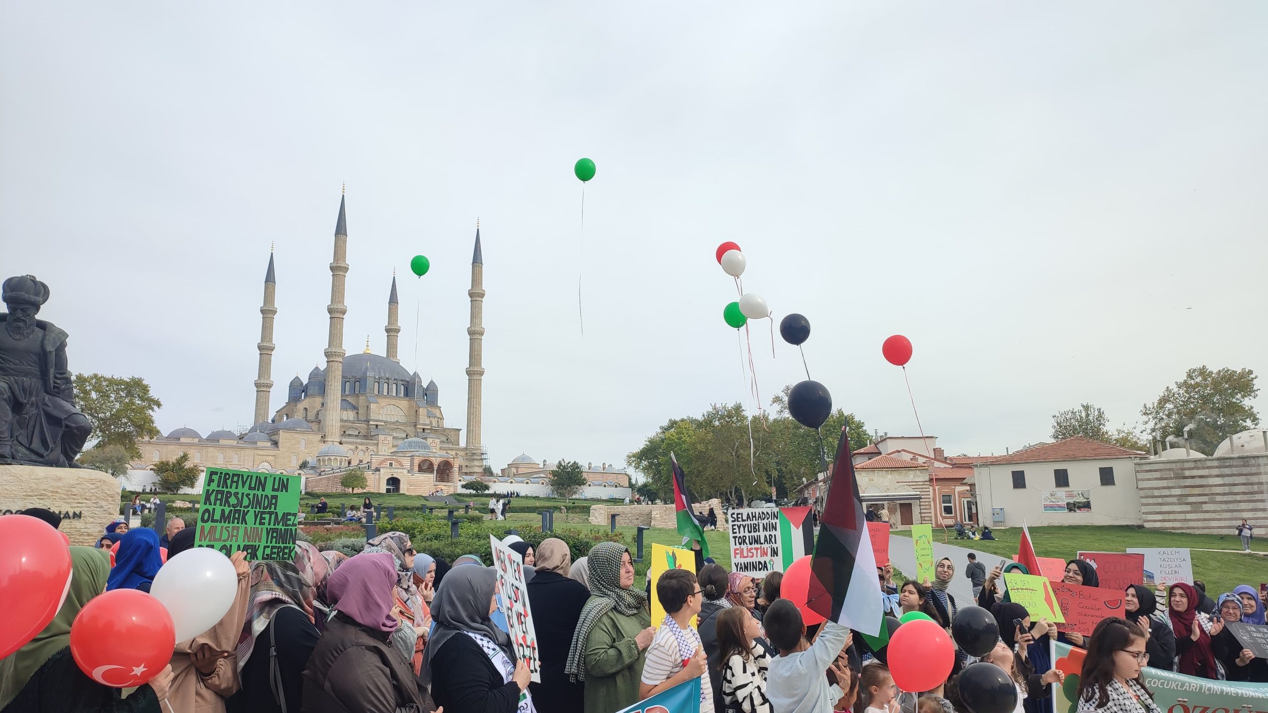 Balonlar Filistin için bırakıldı