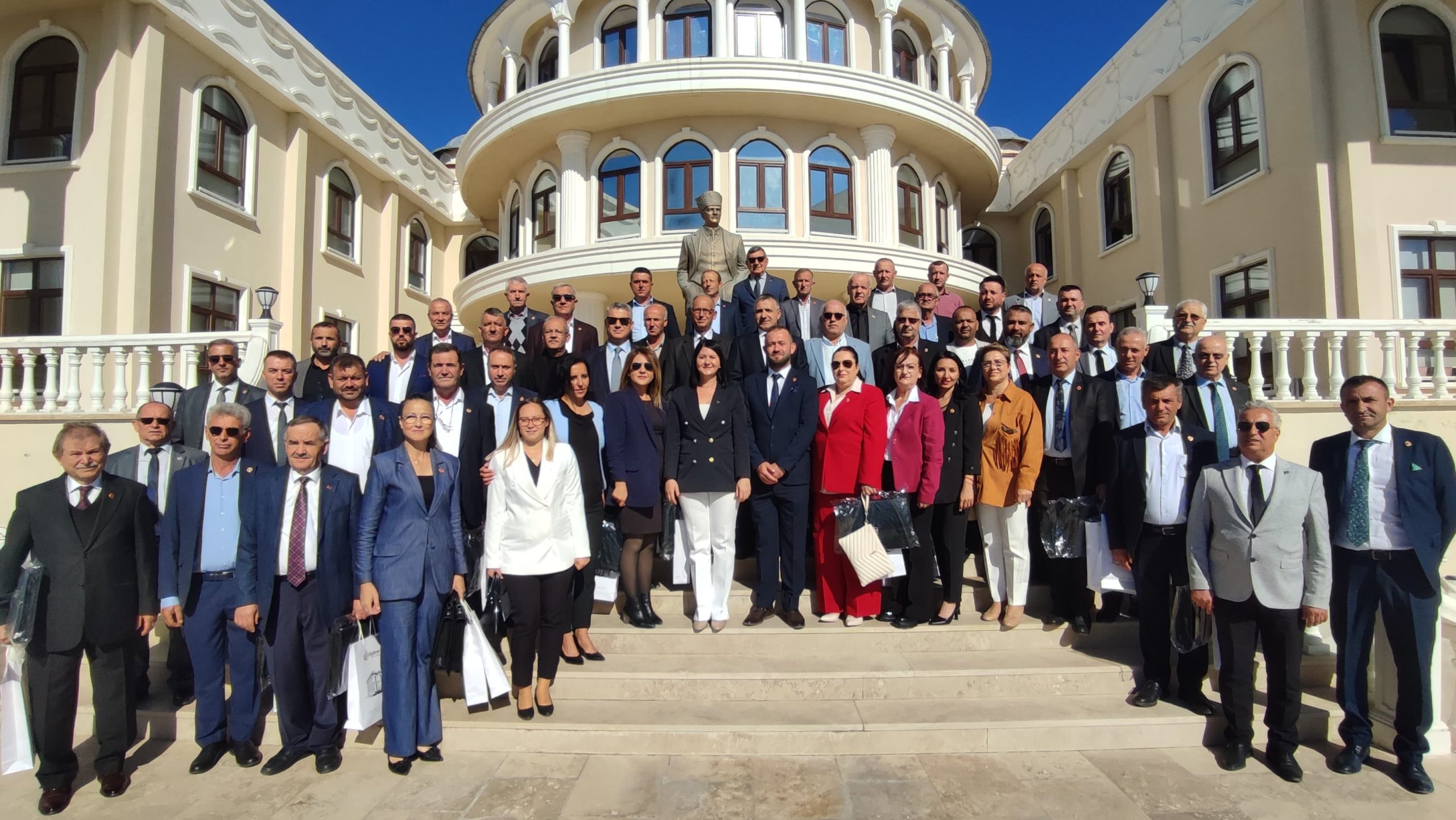 Başkan Gencan Akın muhtarlarla buluştu