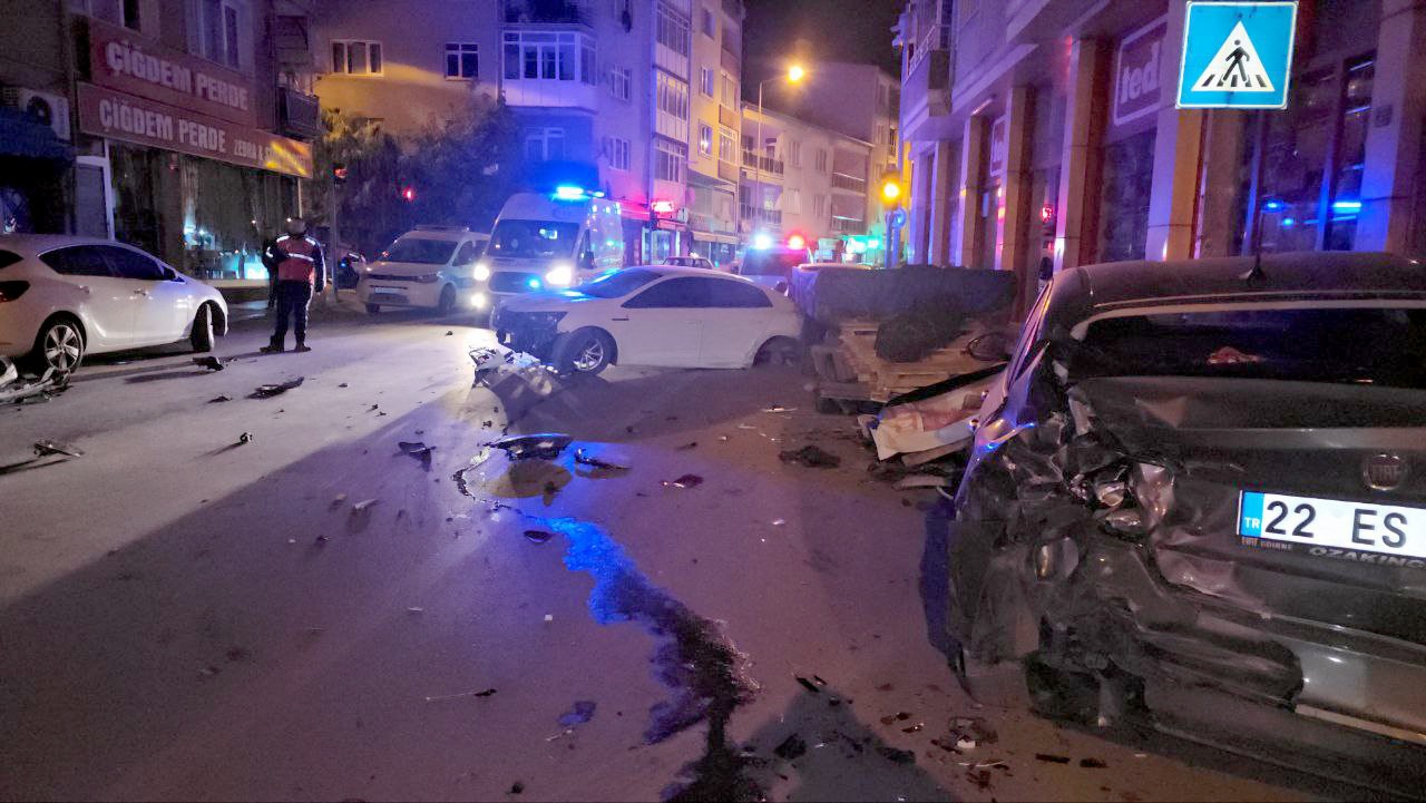 Alkollü sürücüler caddeyi birbirine kattı