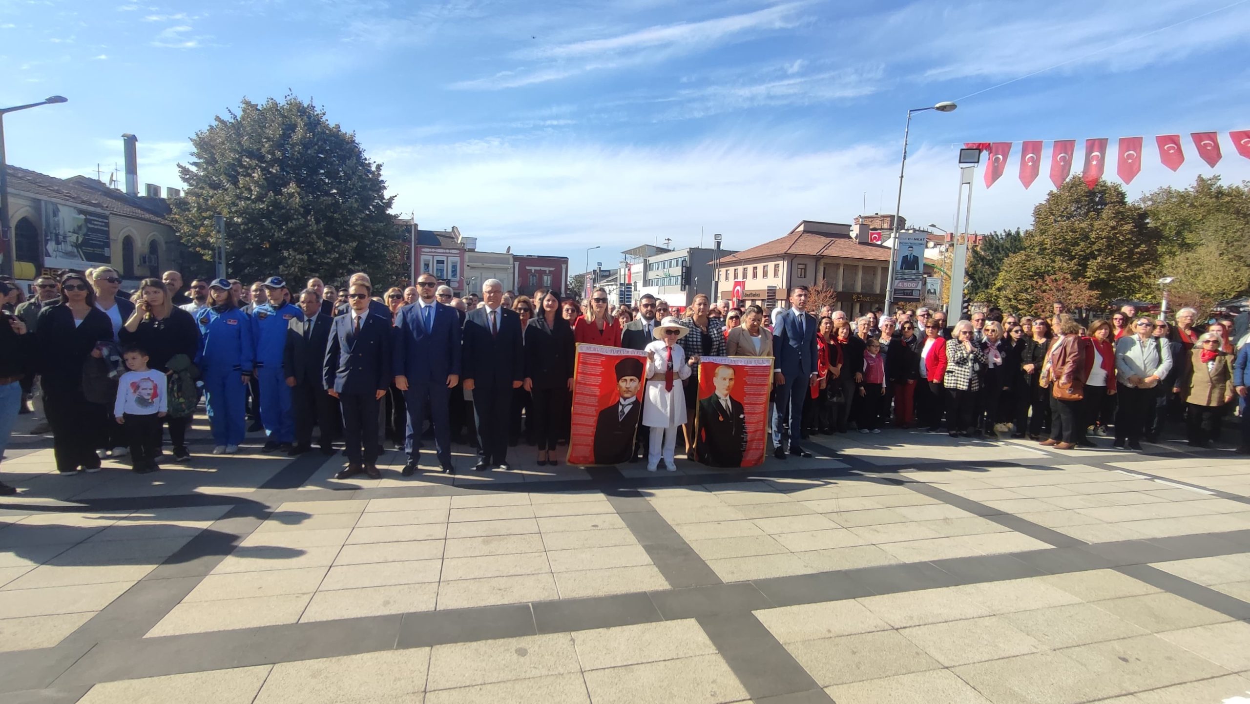 CHP’den ‘Cumhuriyet’ çelengi