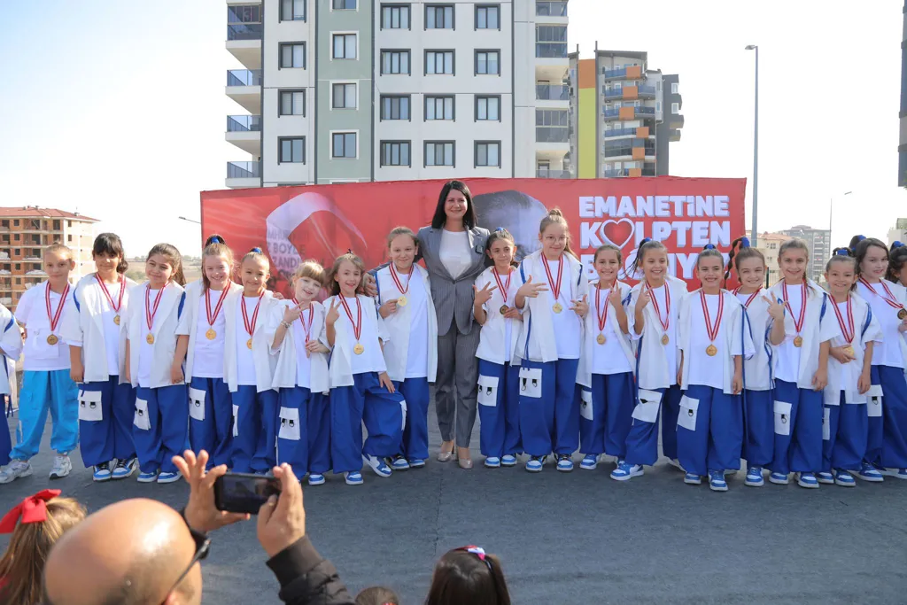 Gencan Akın, Cumhuriyet coşkusunu çocuklarla birlikte yaşadı